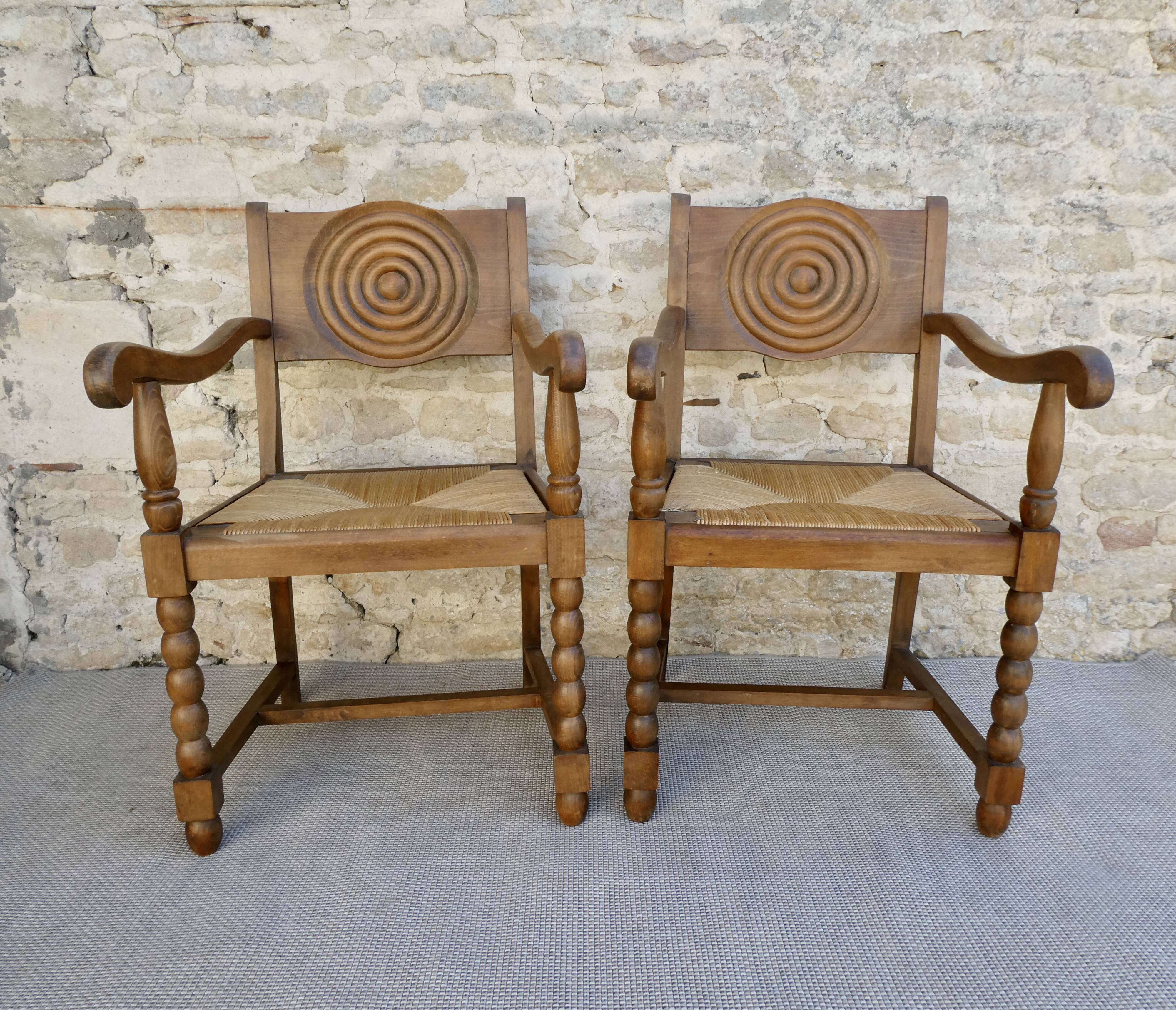 Paire de fauteuils néo-basques, en bois et assise paillée