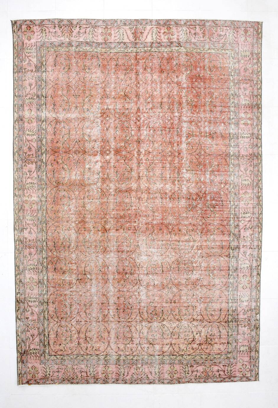 Tapis vintage à décor floral rouge et beige