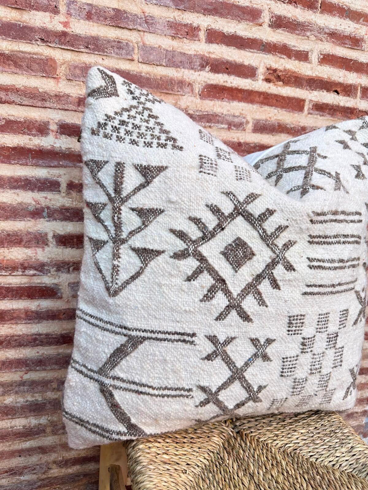 Handmade Berber wool cushion: Moroccan Kilim cushion (45x45cm)
