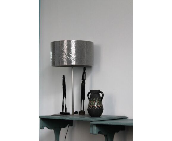 Lampe en métal avec abat jour gris métallisé et avec statuettes africaines  en bois aimantées | Selency