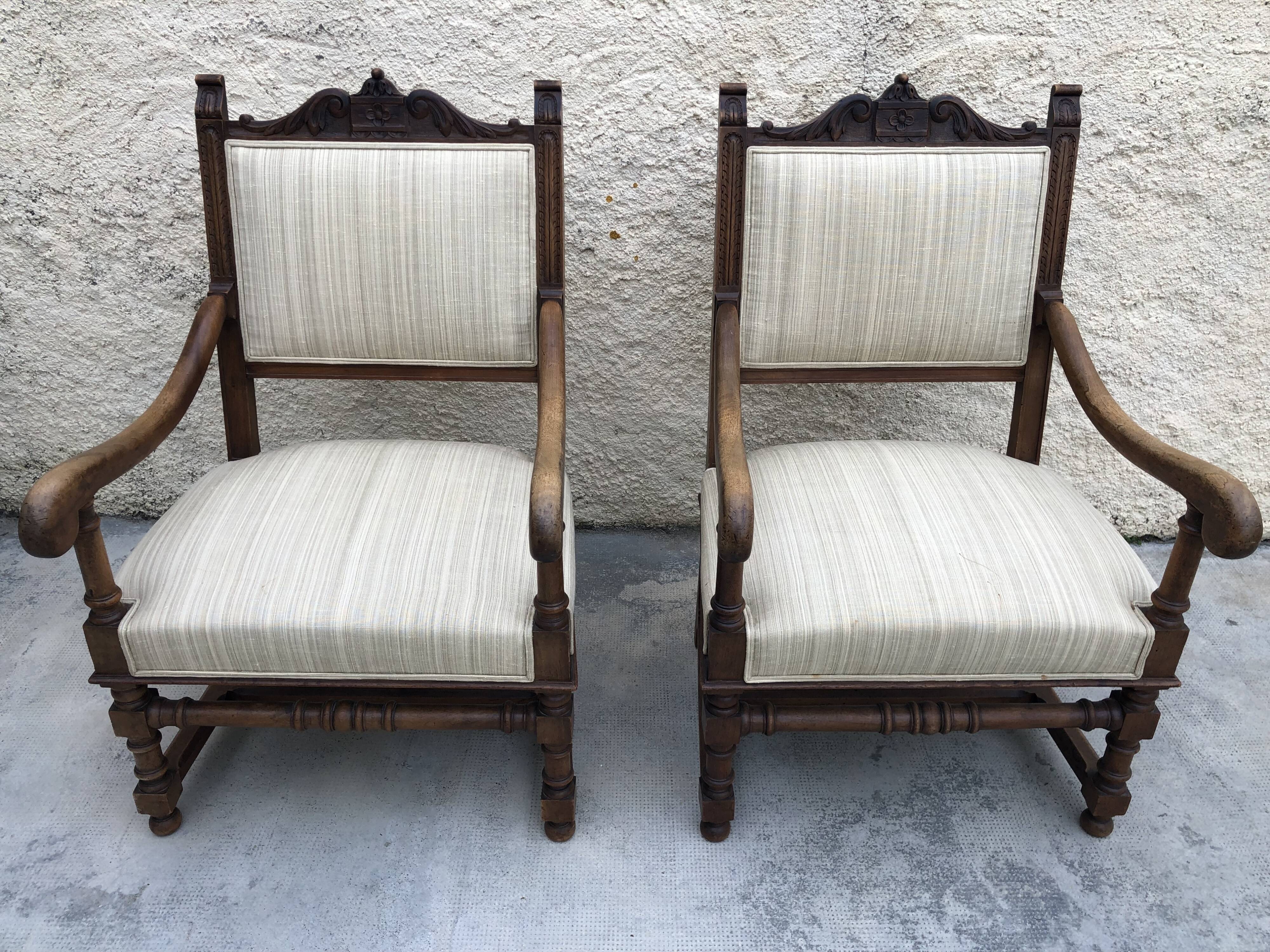 Set of 2 family armchairs, in walnut, in classic style. Late 17th century.
