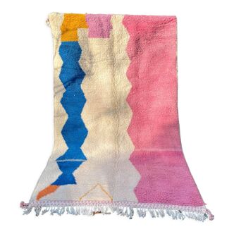 Tapis berbère béni ouarain moderne à motifs abstraits rose bleu majorelle blanc