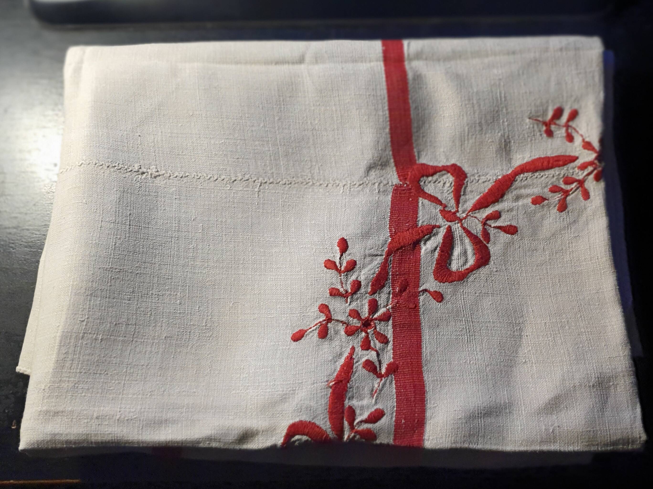 Antique tablecloth embroidered in kelsch