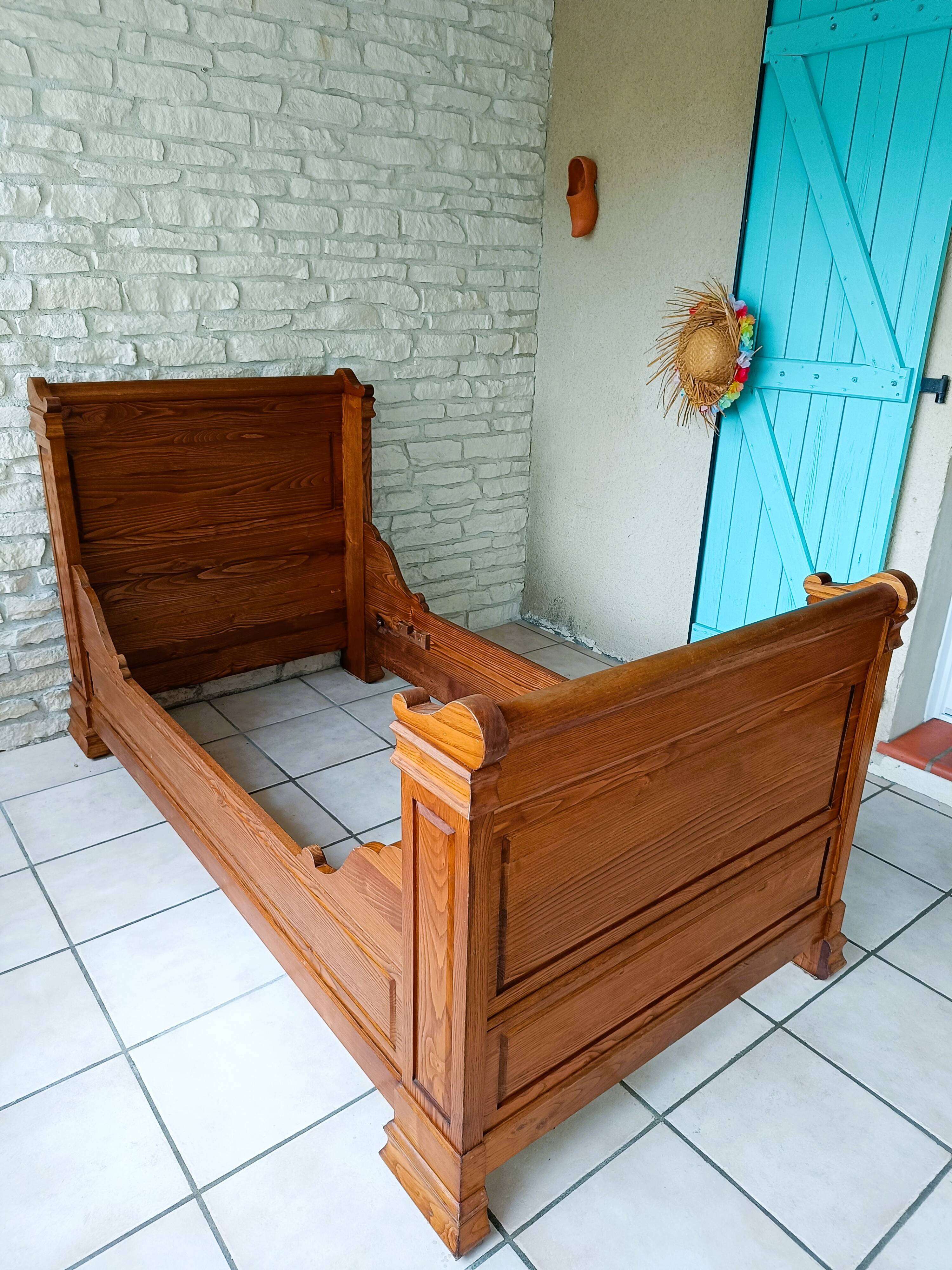 Sleigh bed in 90