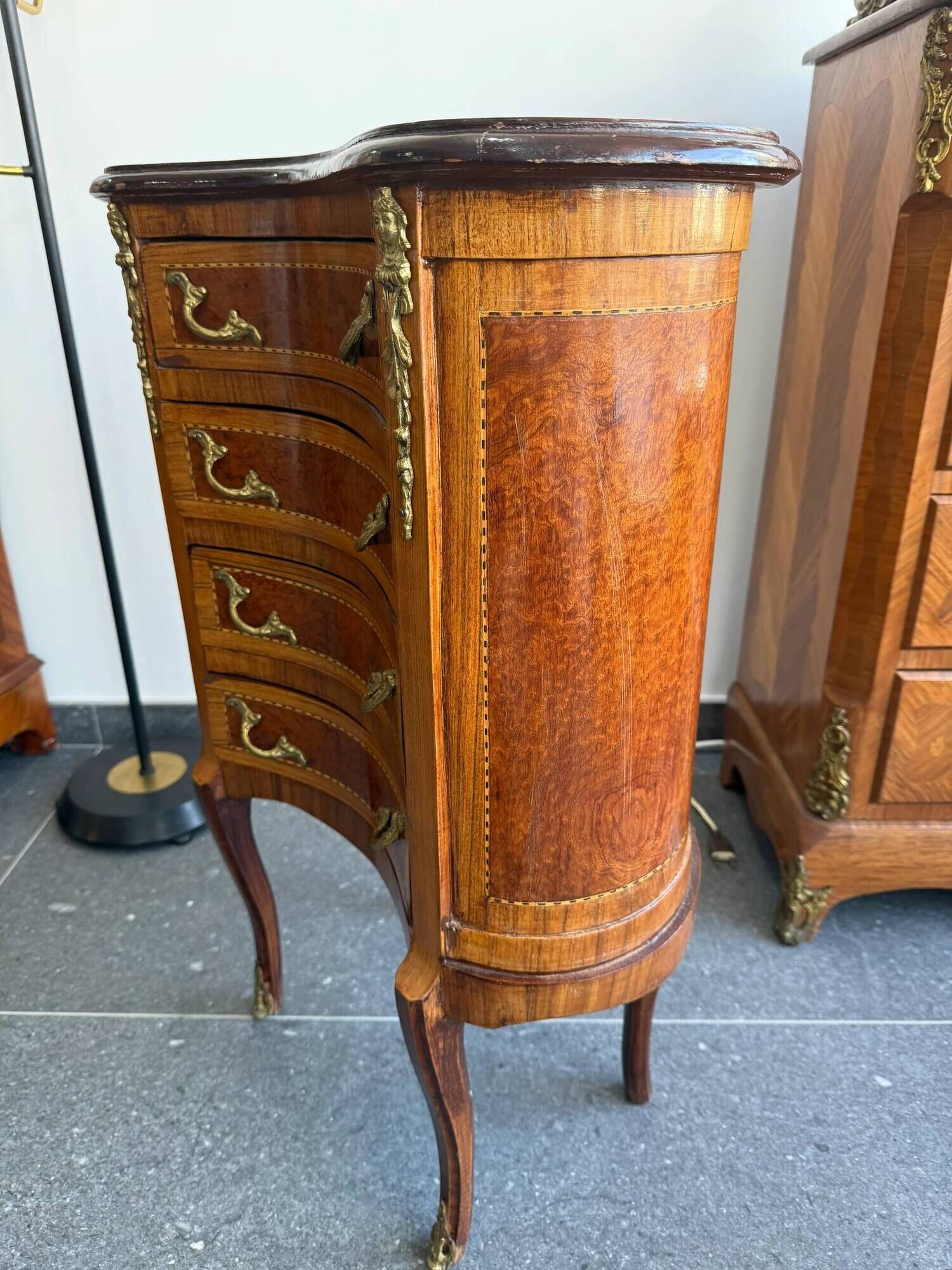 Commode galbée demi-lune en marqueterie – style Louis XV, fin XIXe siècle