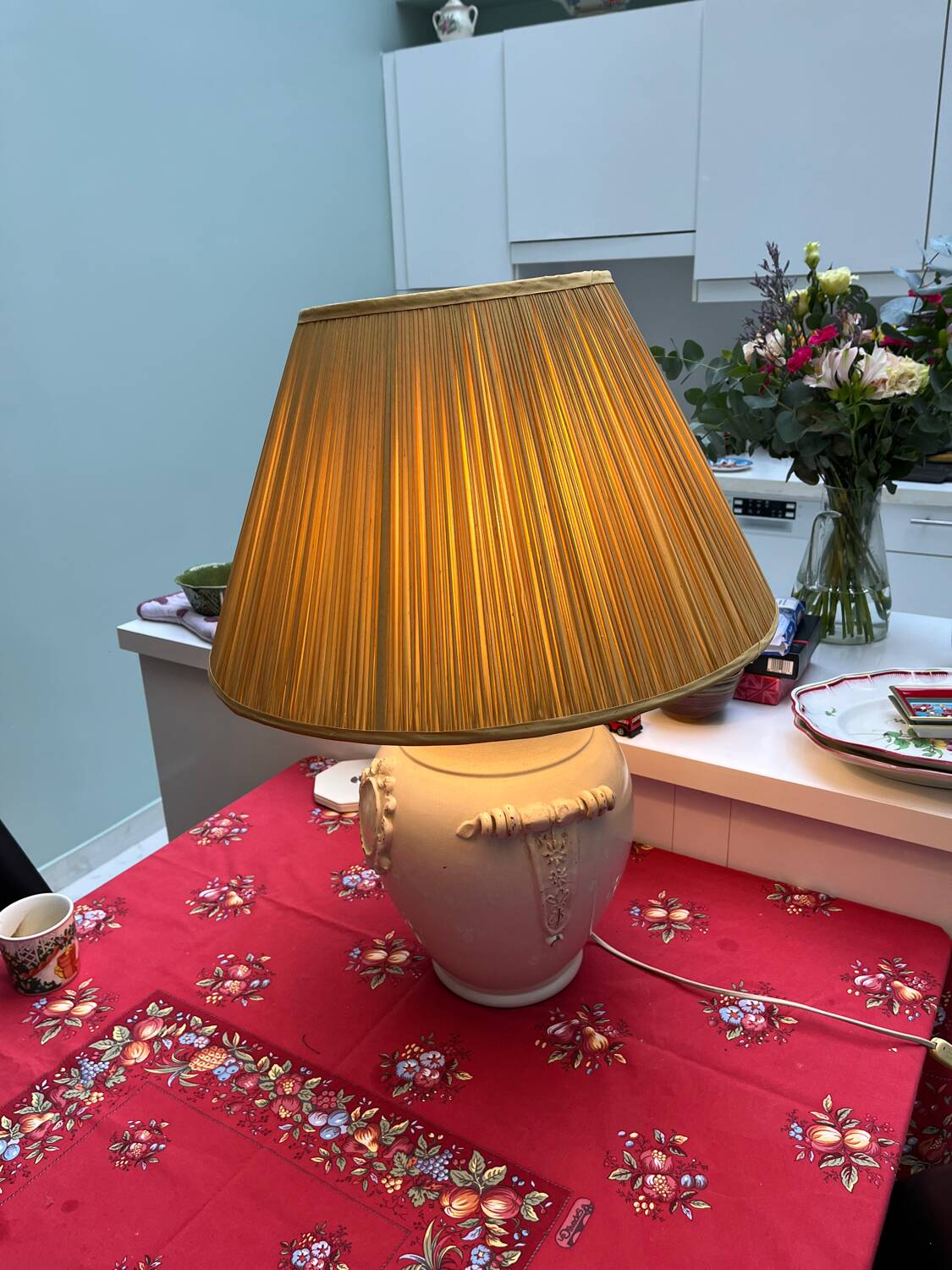 Provençal style lamp with silk shade
