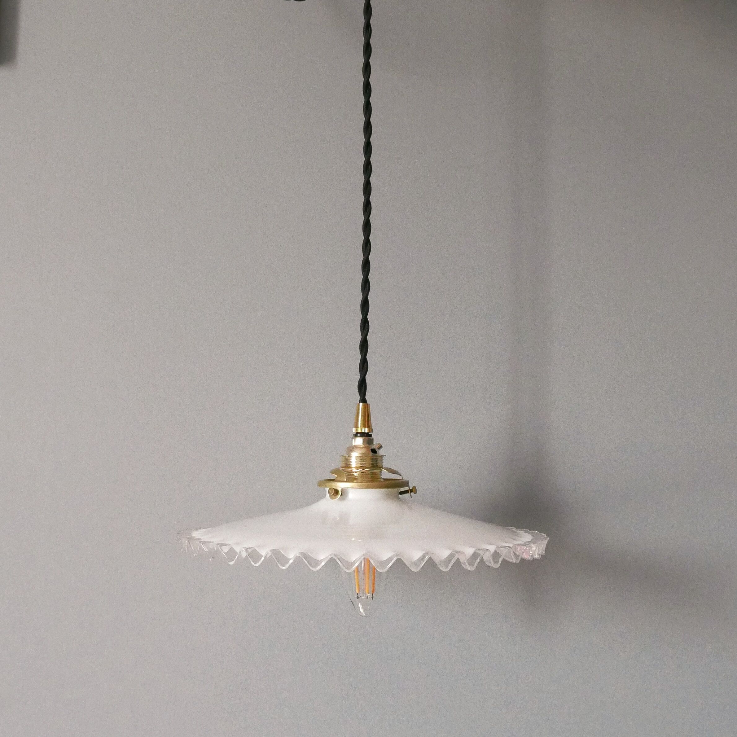 Opaline suspension with serrated edges