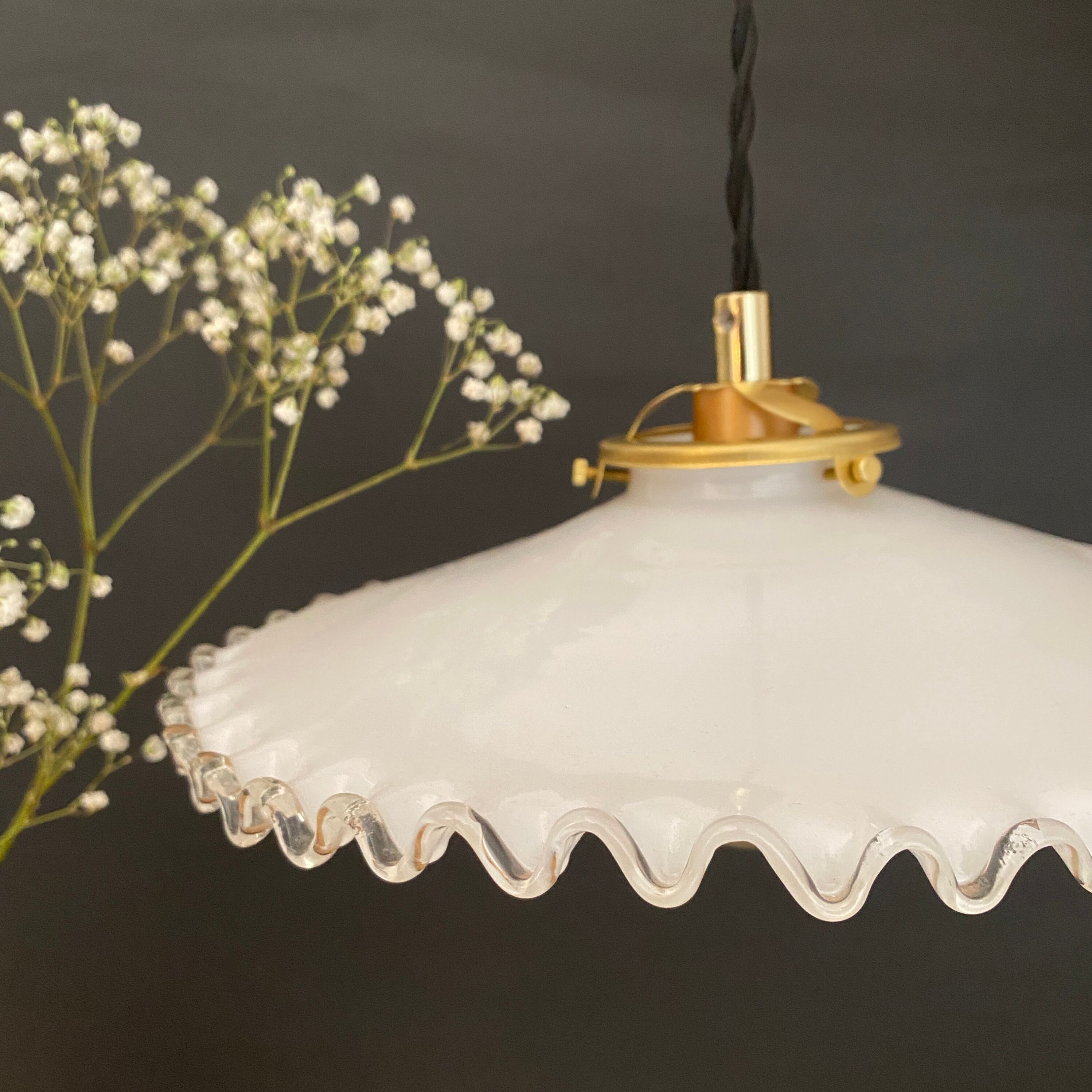 Vintage lampshade suspension in white opaline