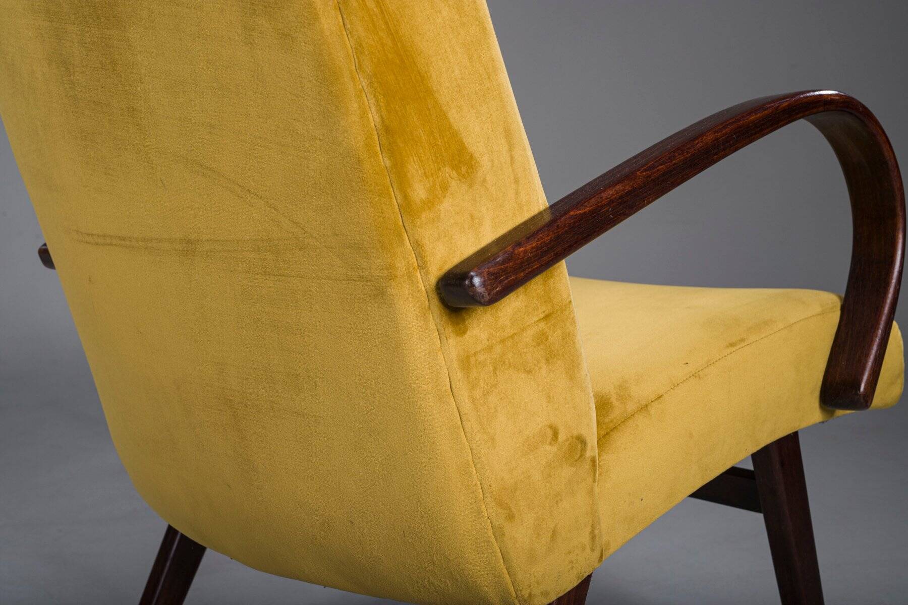 Fauteuils modèle 53 en velours moutarde attribués à Jaroslav Smidek pour Ton, années 1960, lot de 2