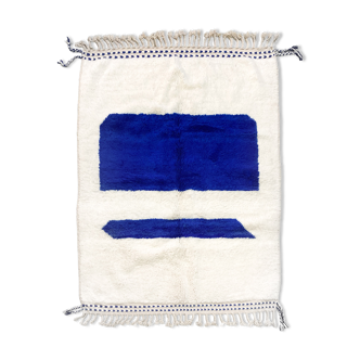 Tapis berbère marocain beni ouarain écru à motifs bleu majorelle 240x182cm