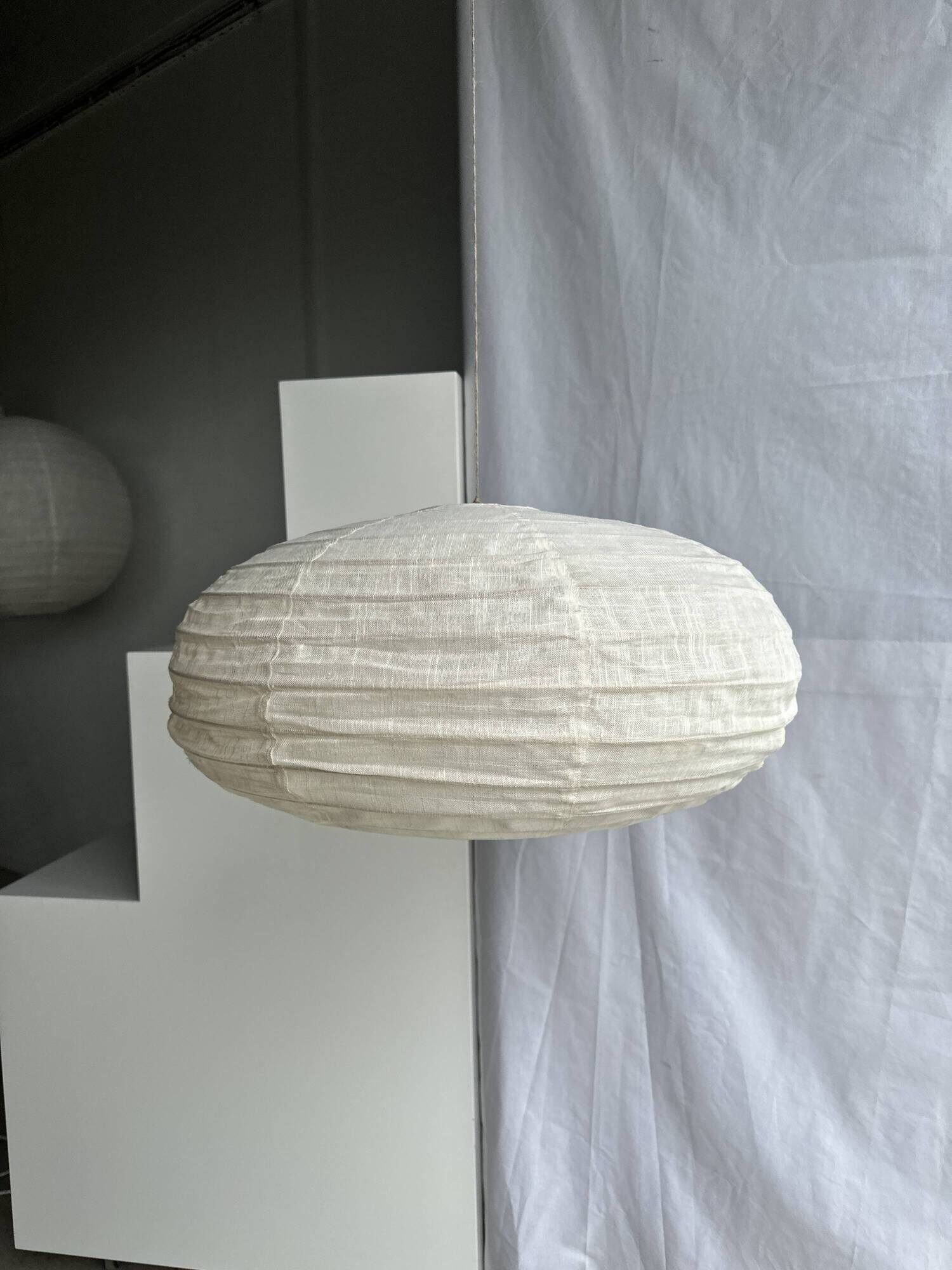 Large oval flat Japanese-style suspension in rattan and natural linen H35 D60.
