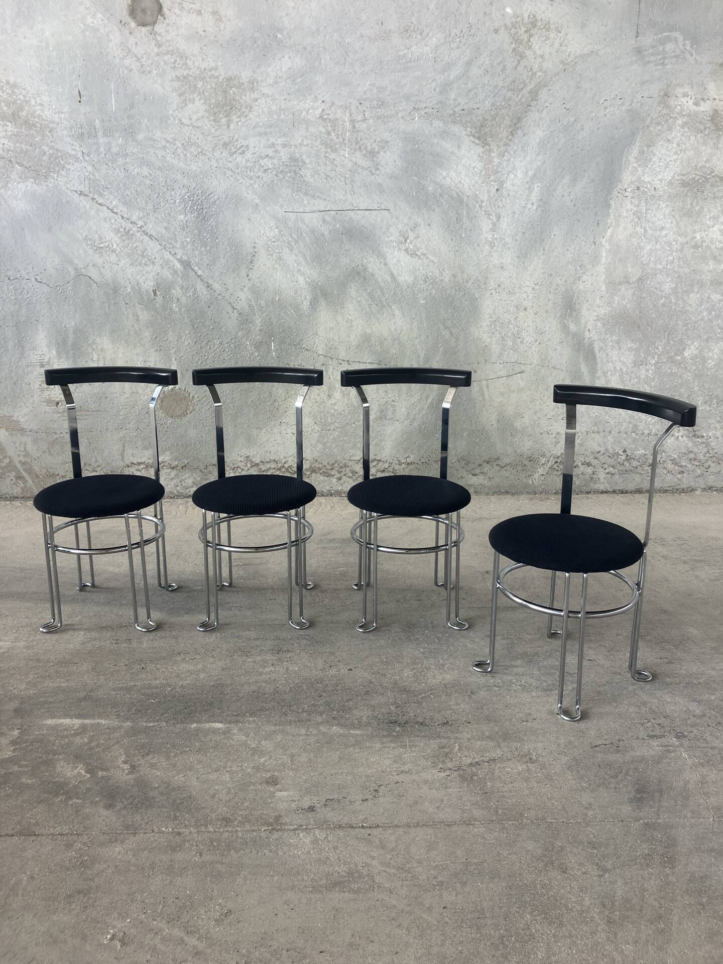 4 chaises postmodernes, 1980