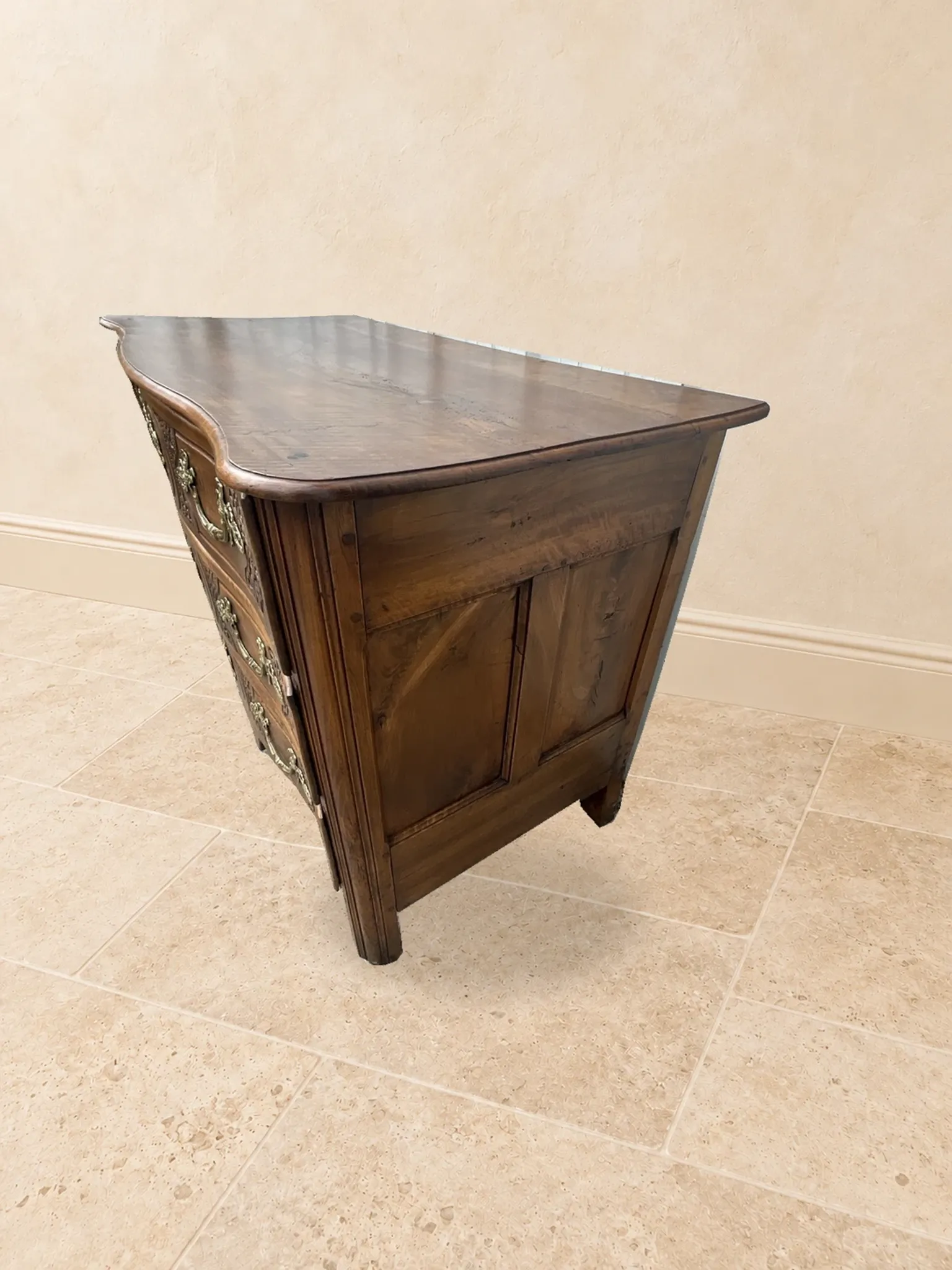 Louis XV walnut commode, 18th century