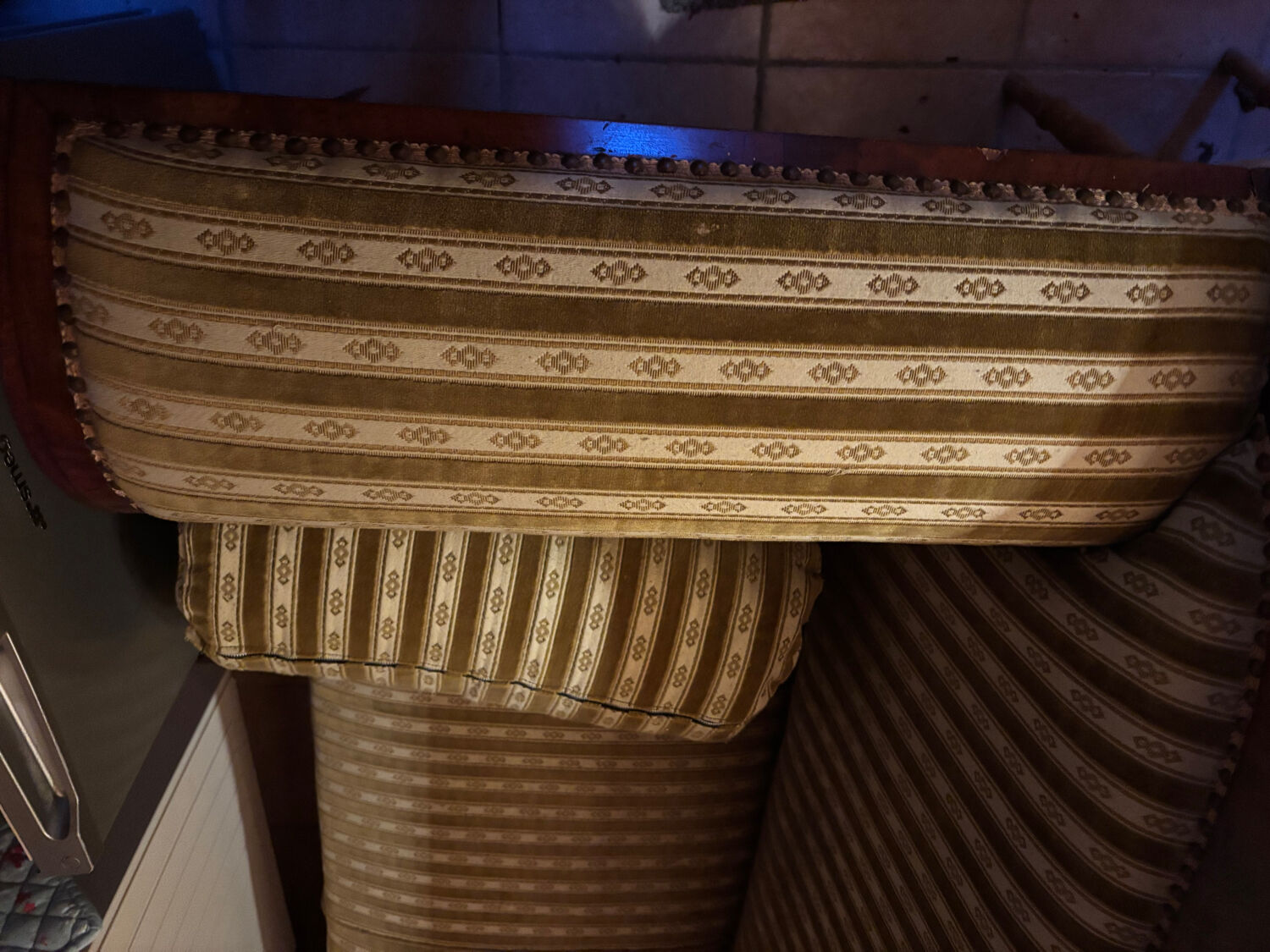 Canapé ancien de caractère en bois massif