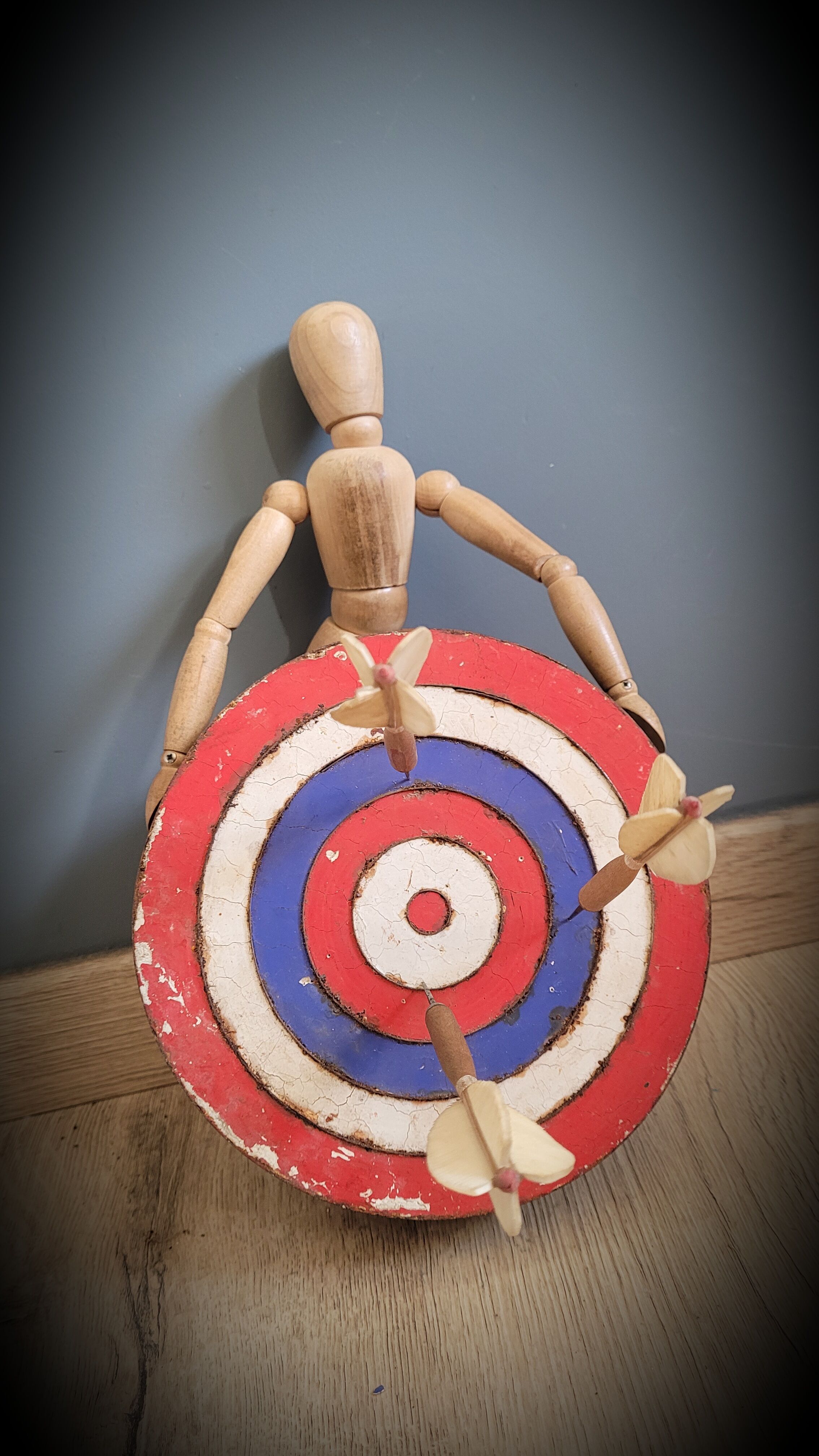 Shooting target with 3 arrows