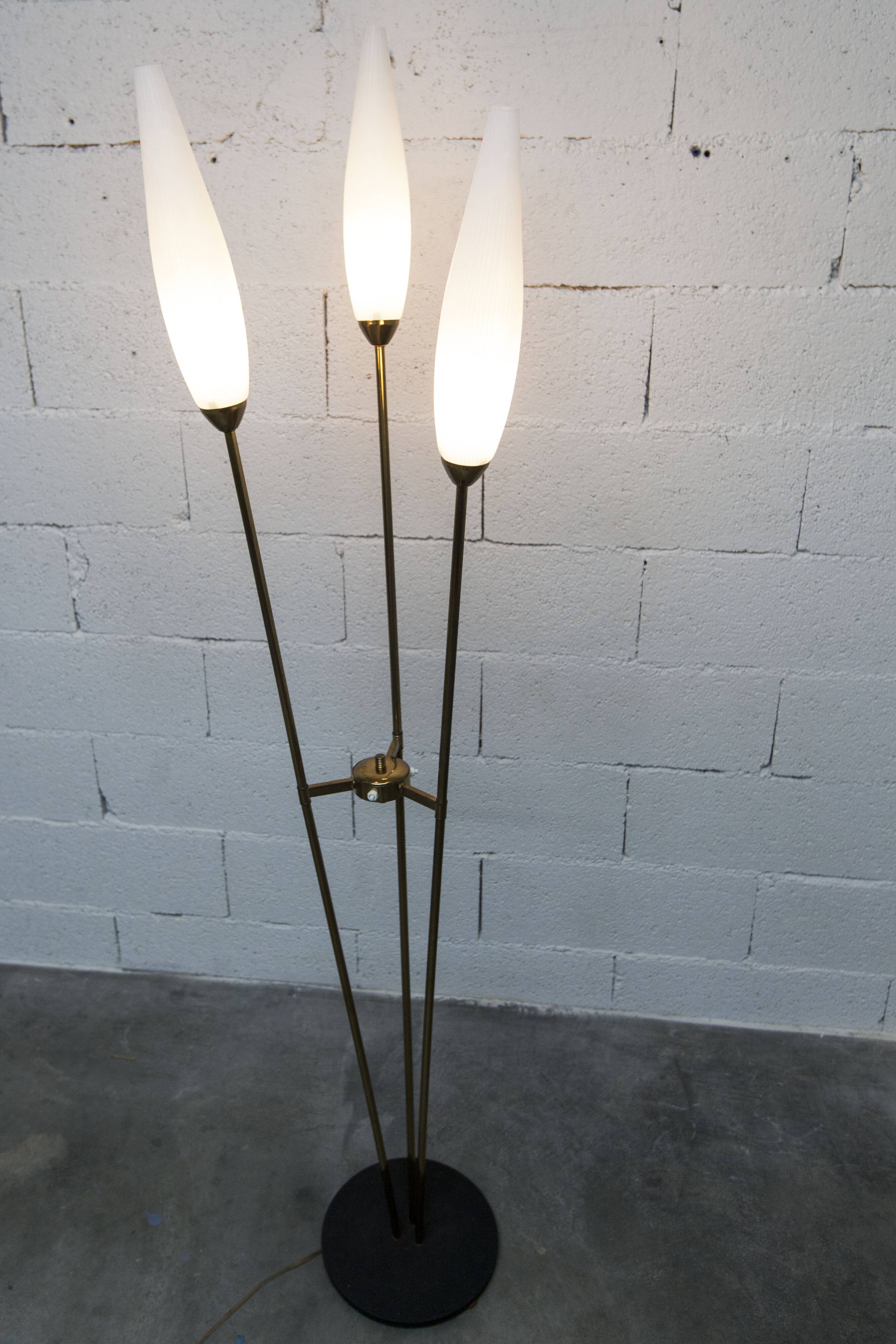 Lampadaire à 3 branches de 1960 laiton doré, fonte et opalines