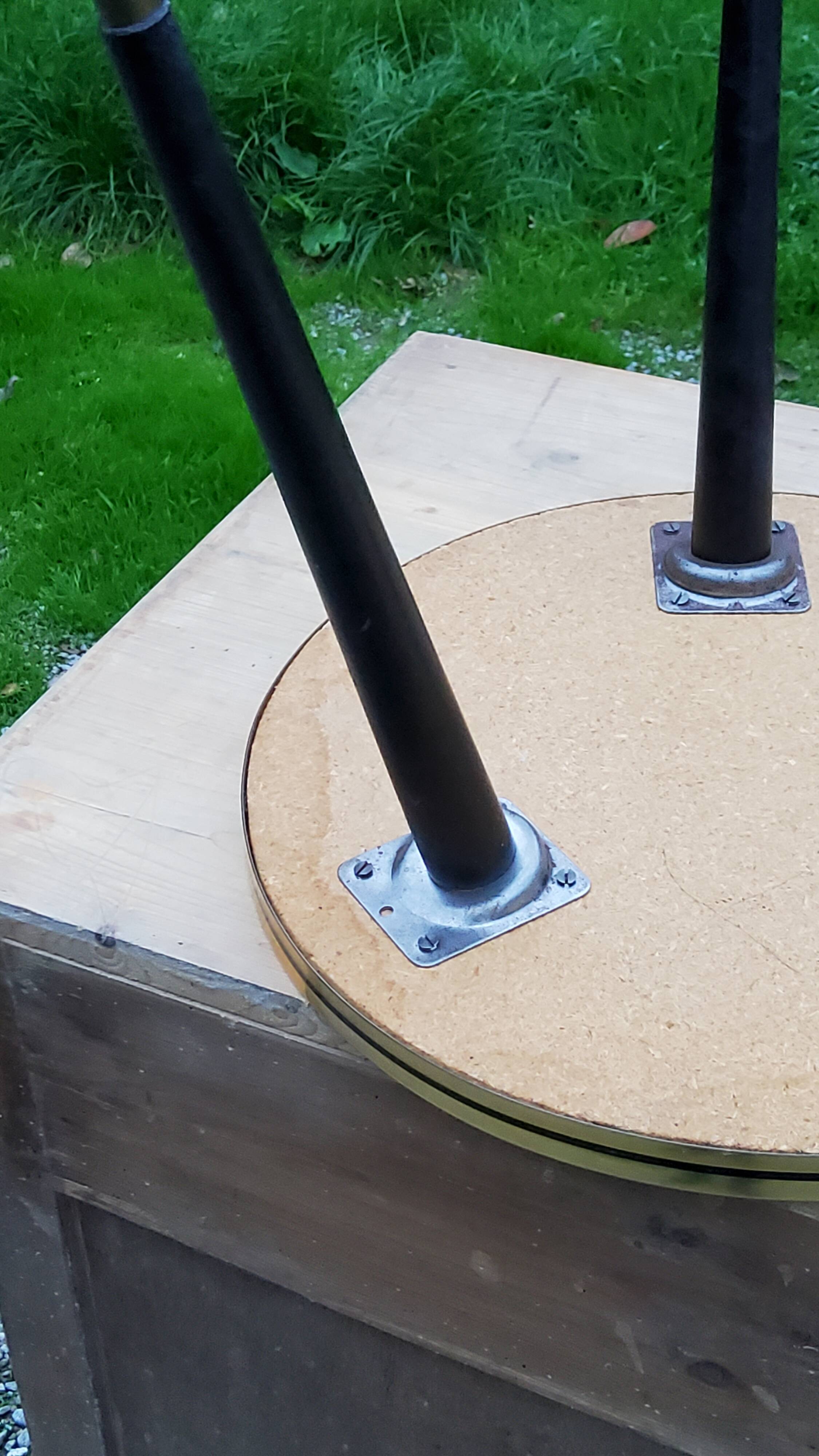 Table d’appoint vintage des années 60 piètement tripode bois noirci plateau formica blanc