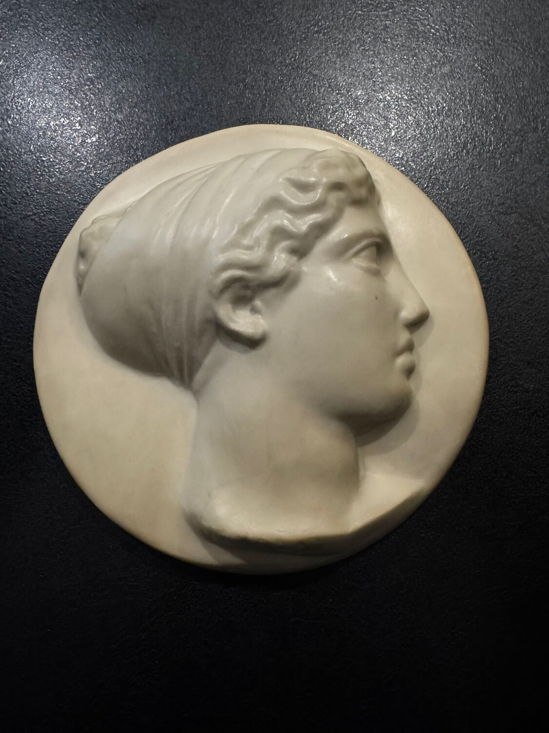 Sculpture relief femme