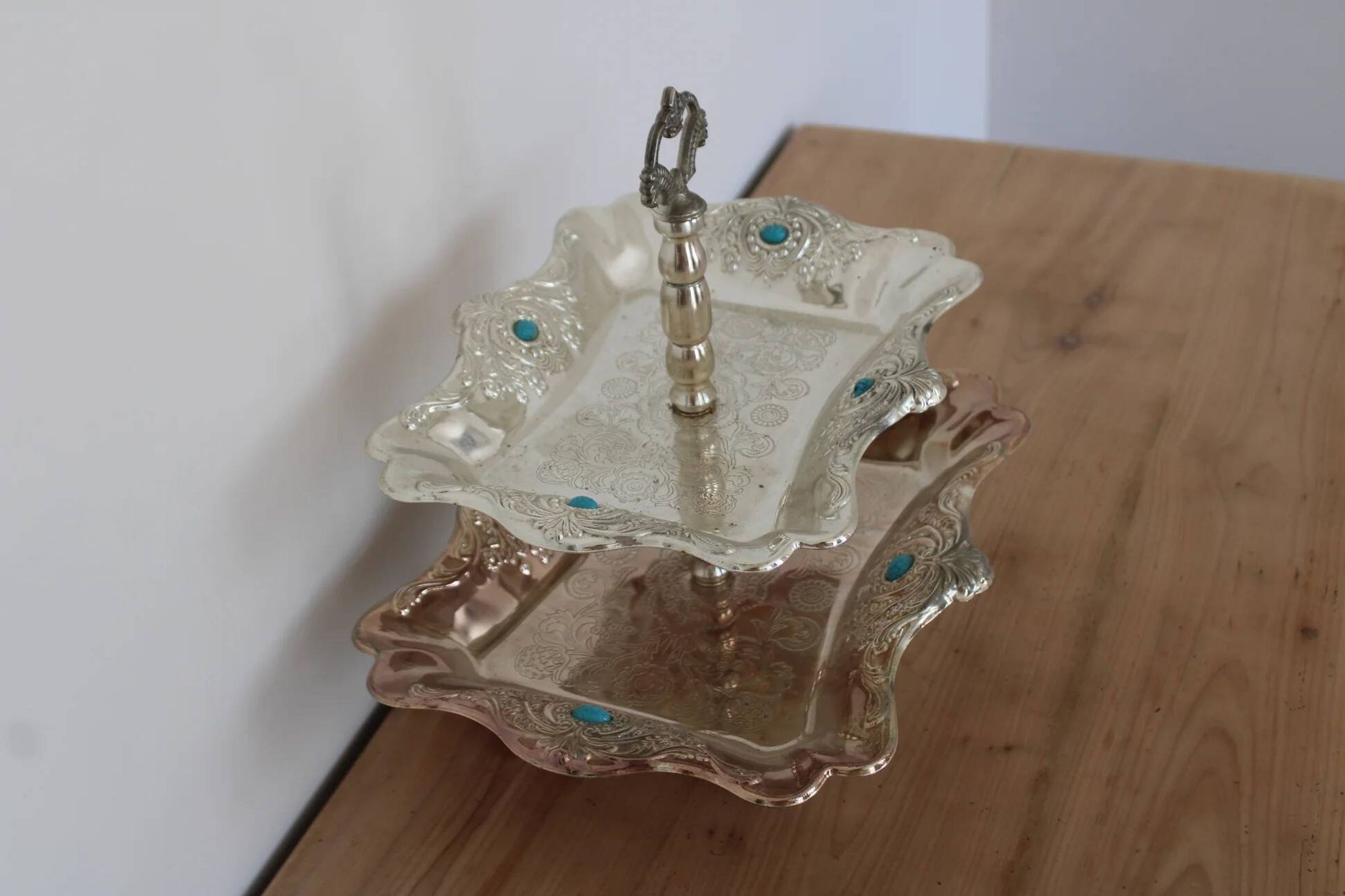 Vintage two-tiered server in oriental style – Silver-plated metal and turquoise cabochons.