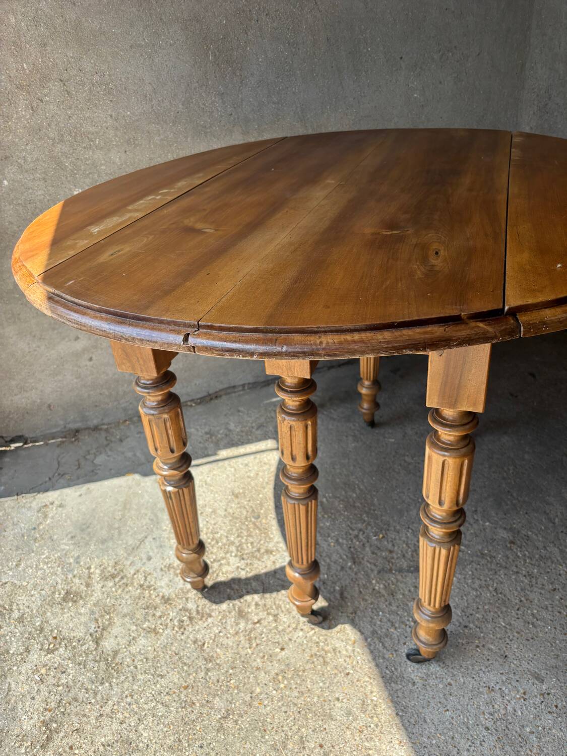 Antique round extendable table without extension