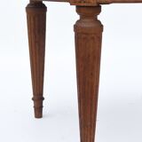 Oval dining room table