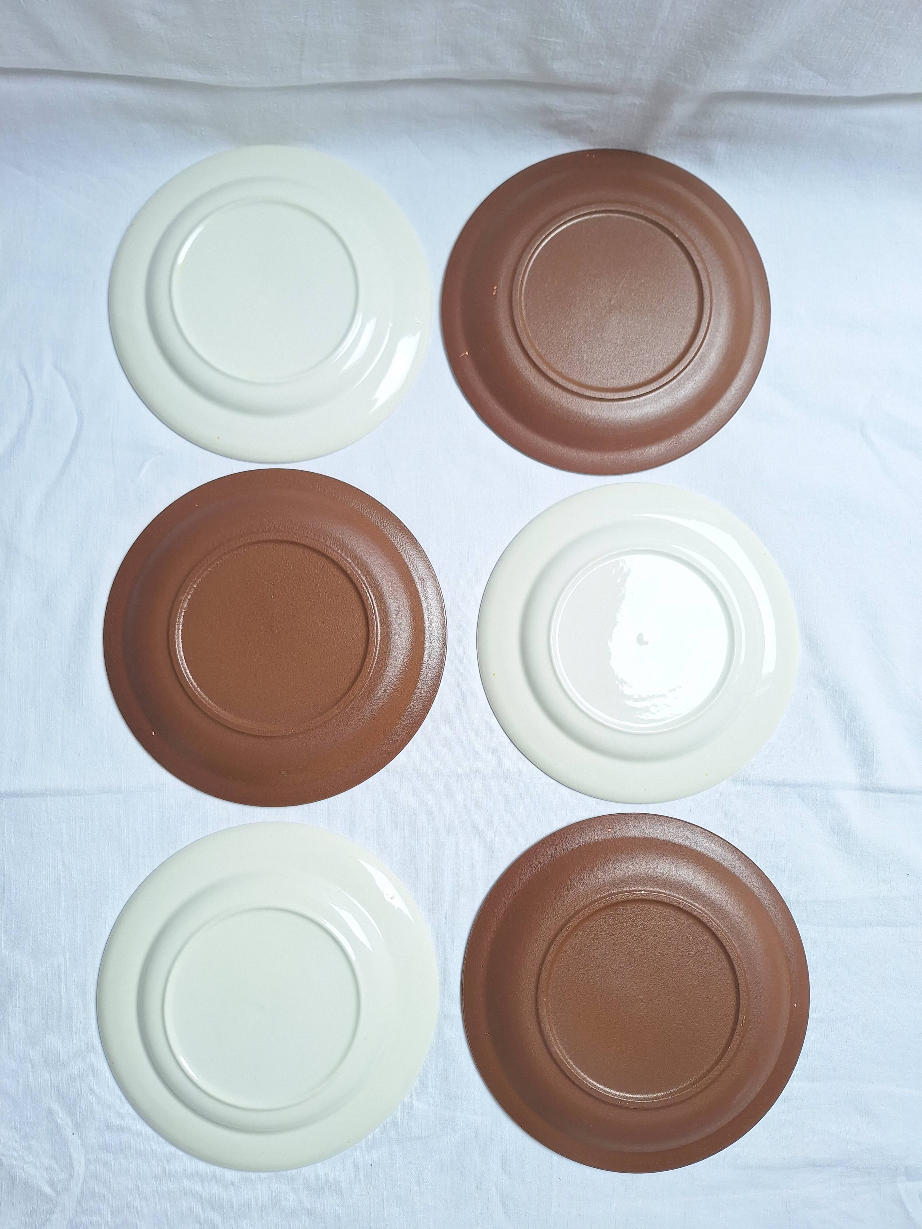 Assiette plates à fleurs marron années 1970