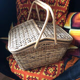 Picnic basket with woven wicker flaps