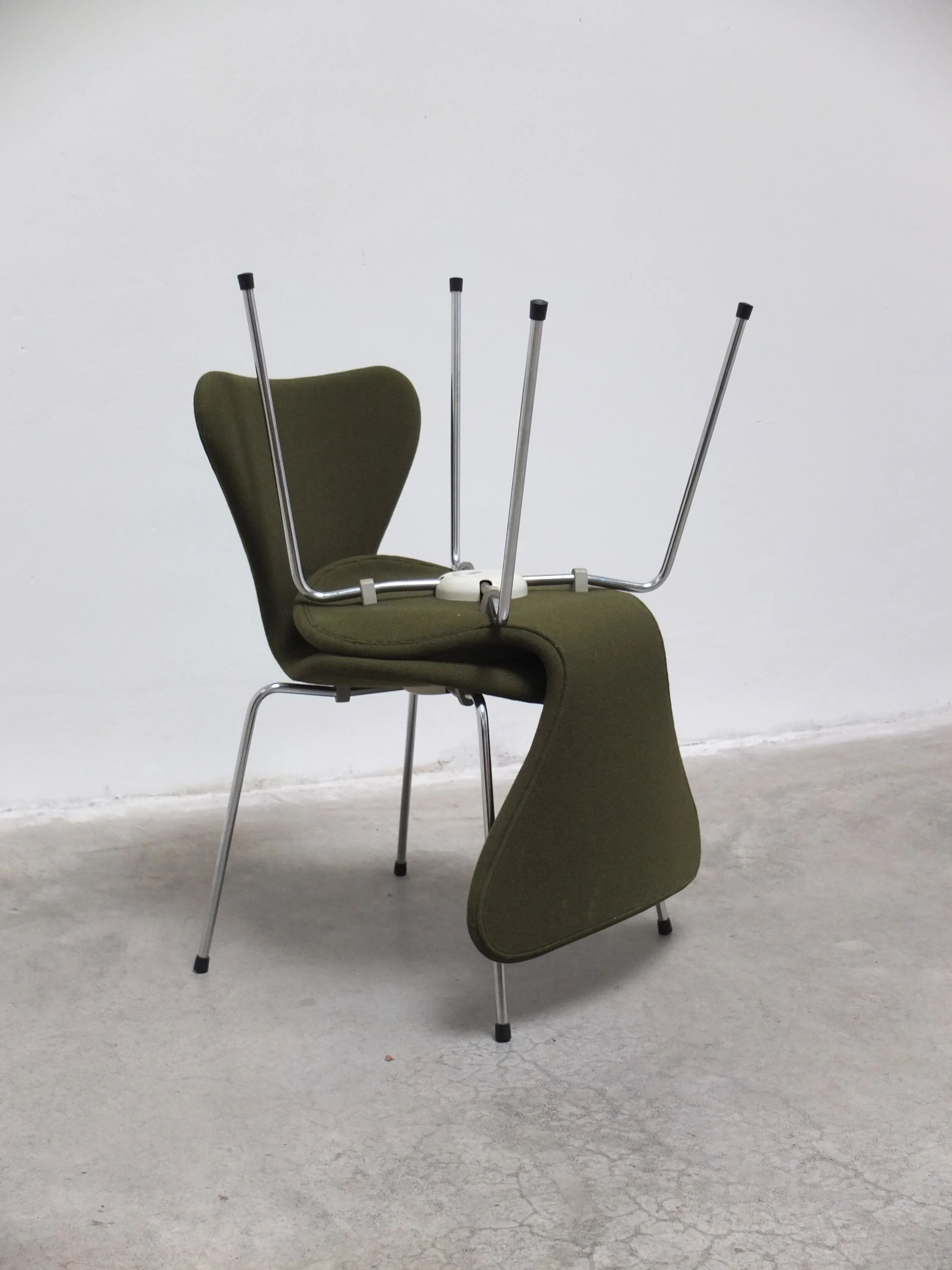 Pair of 'Series 7' chairs in green fabric by Arne Jacobsen for Fritz Hansen, 1980