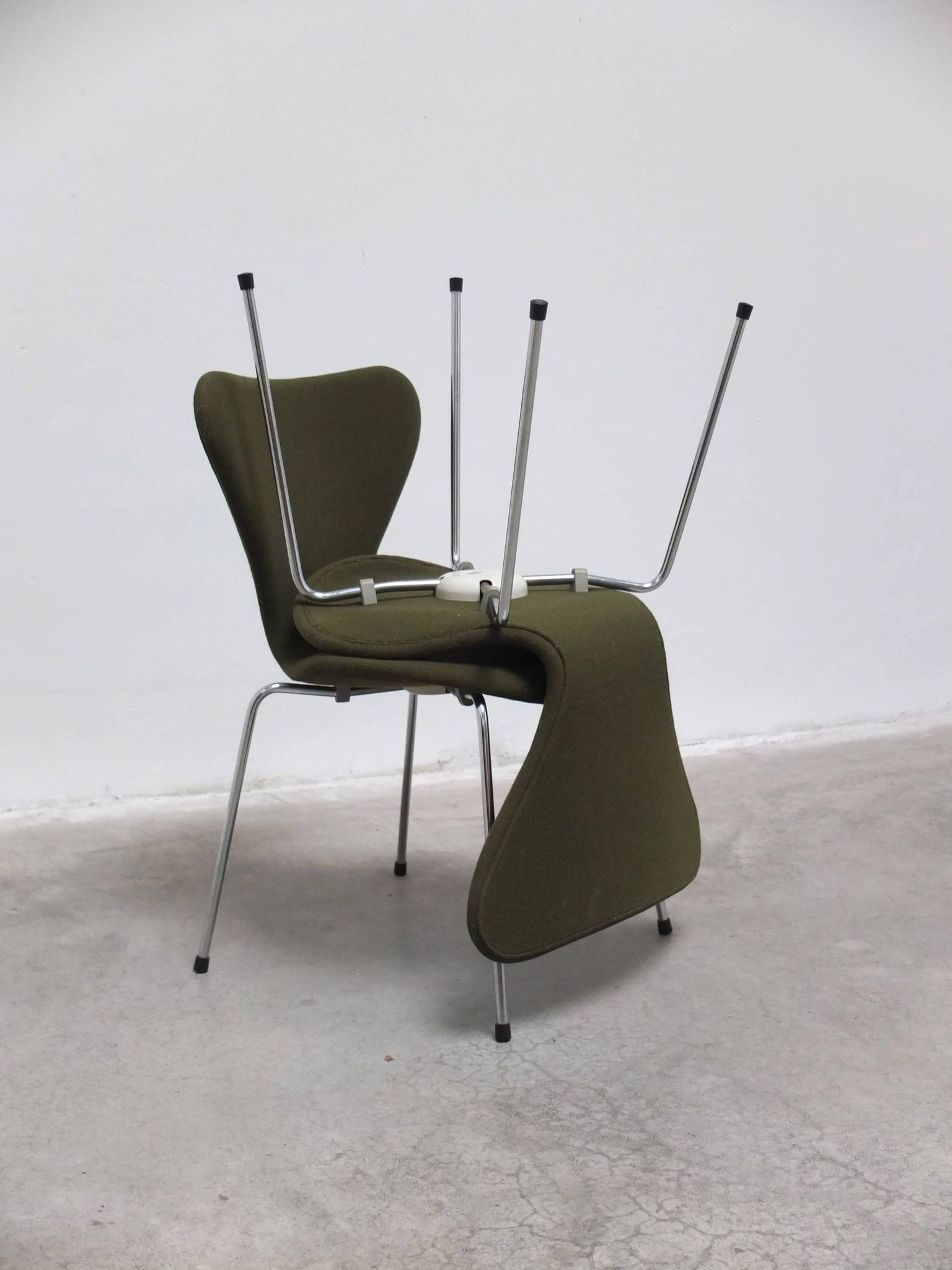 Pair of 'Series 7' chairs in green fabric by Arne Jacobsen for Fritz Hansen, 1980