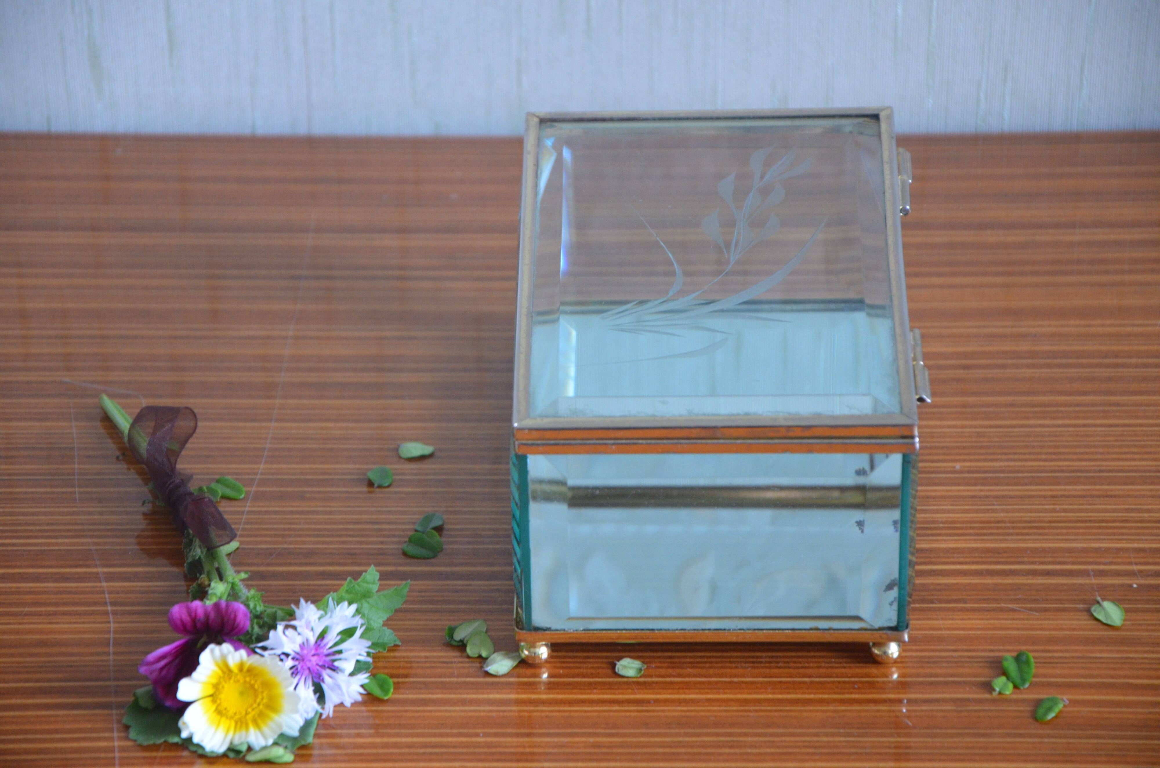 Glass and mirror jewellery box