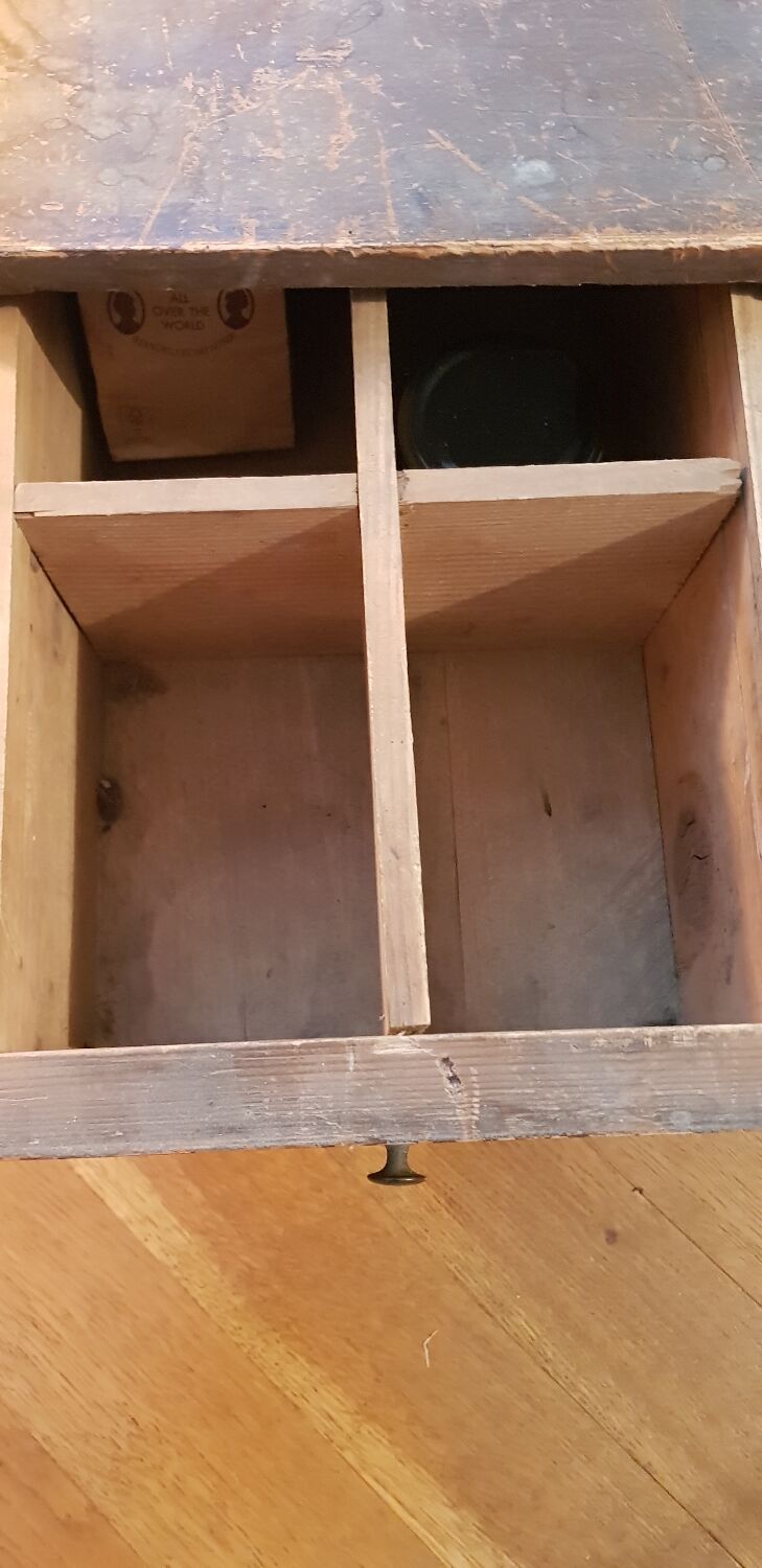 Meuble en sapin brut de quincaillerie