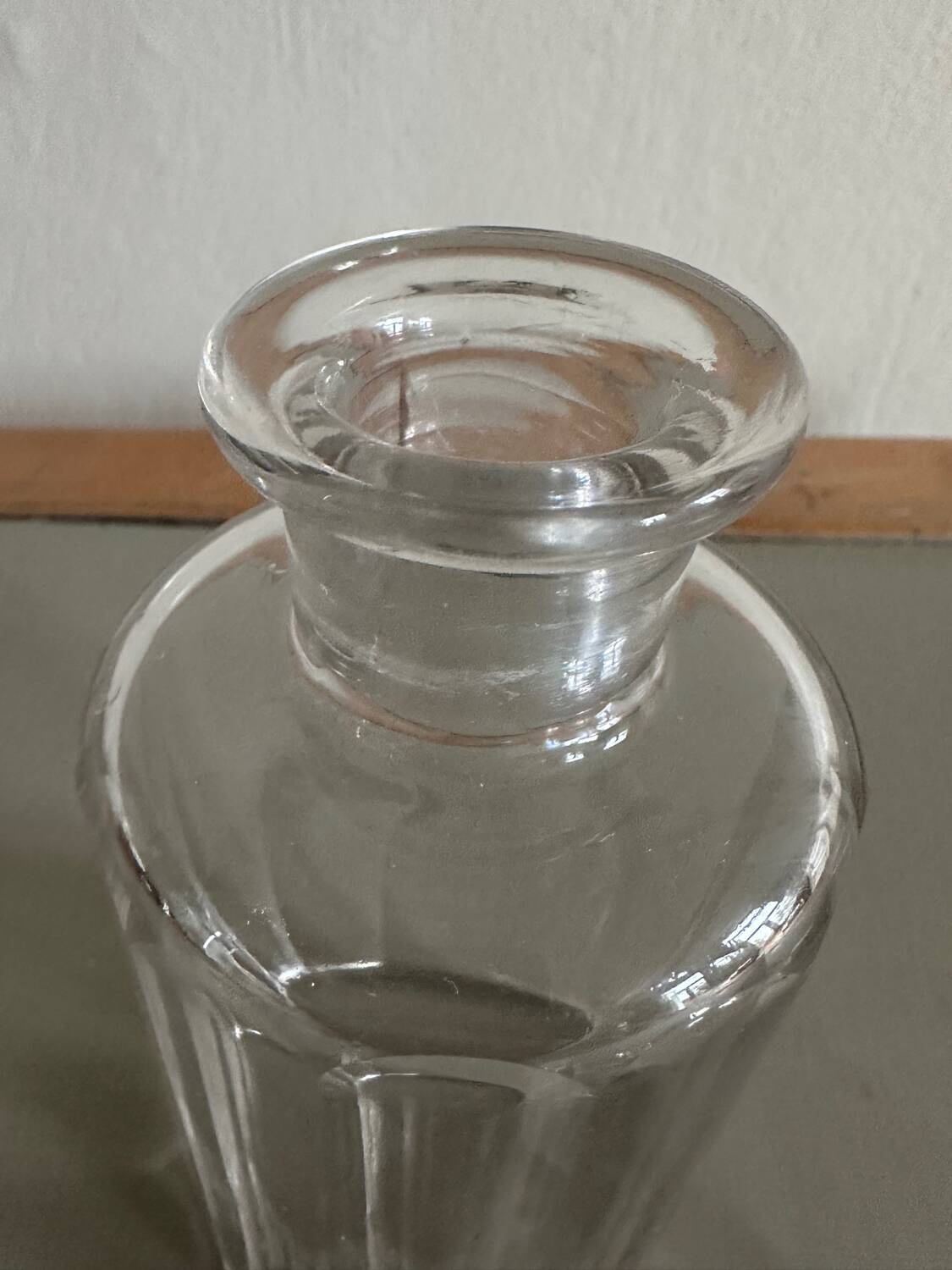 Glass bottle and its glass stopper