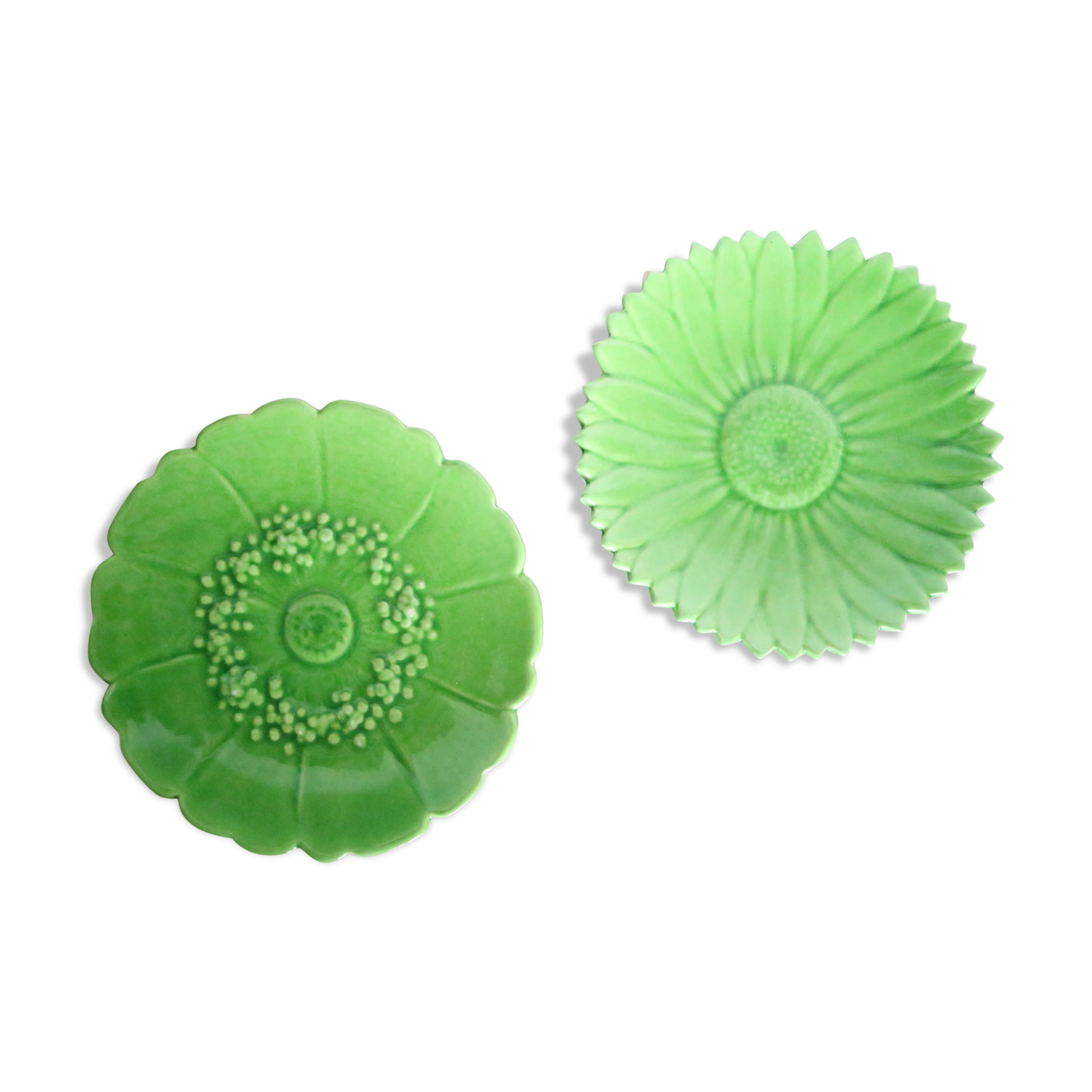 Plates Vallauris Alain Maunier, 1970, in the shape of a flower, in green earthenware