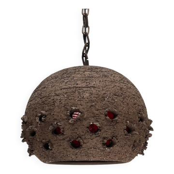 Lampe suspendue en céramique perforée de style brutaliste danois des années 1960, moderne du milieu du siècle.