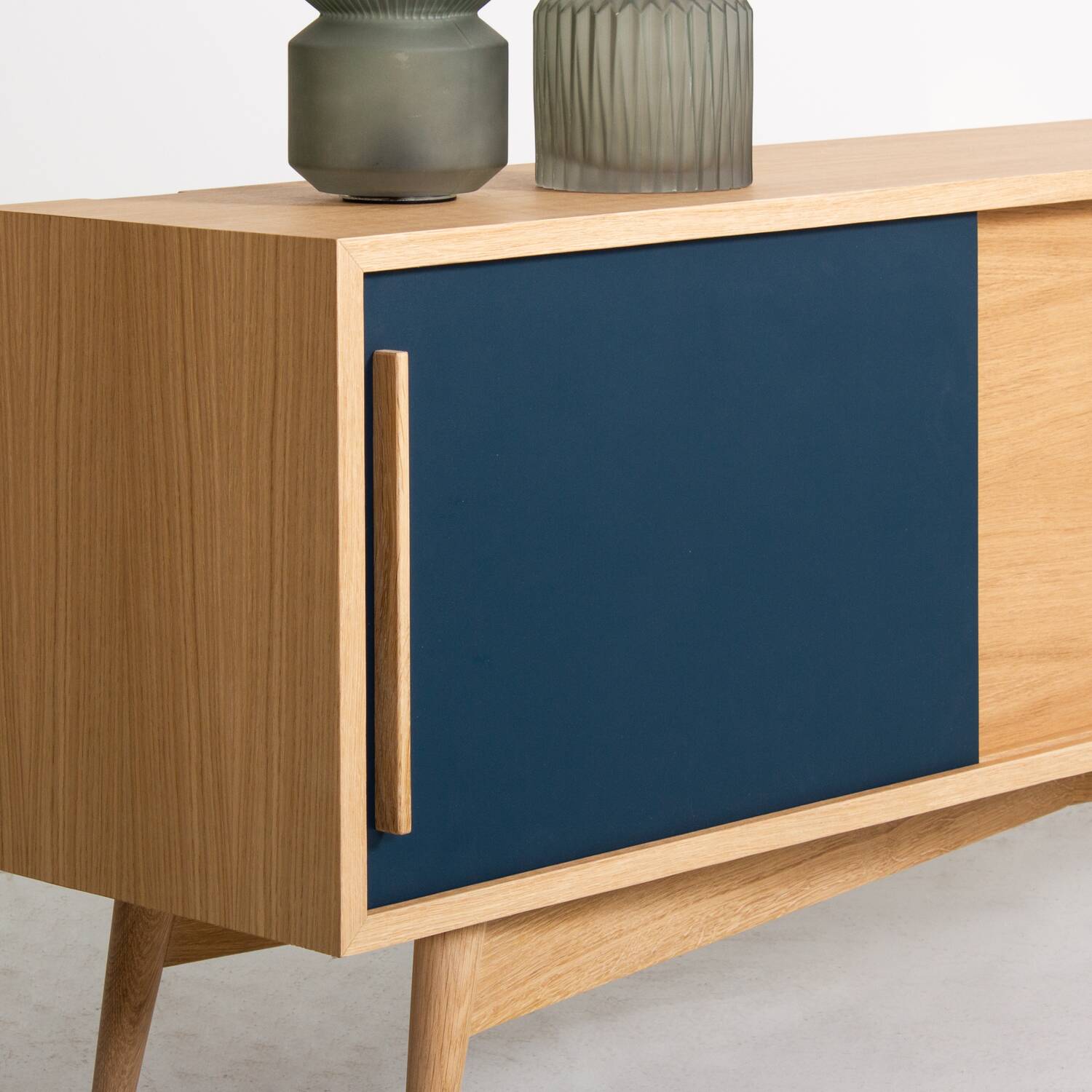 Oak sideboard or TV unit made up of two sliding doors and two drawers