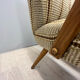 Une paire de chaises vintage avec des rayures