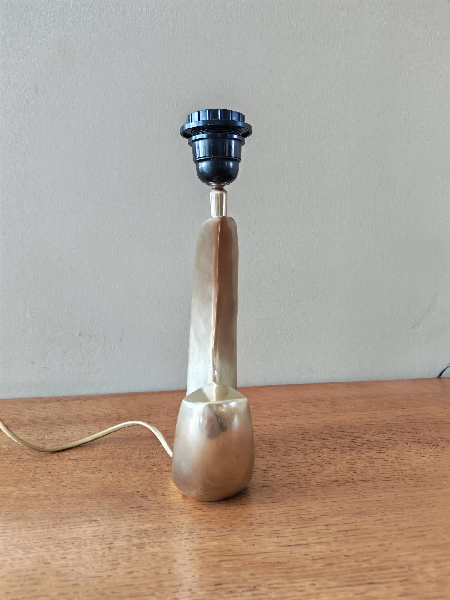 Pied de lampe desing vintage en laiton forme vague