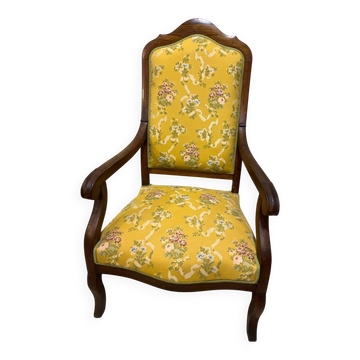 Louis XV style cabriolet armchair in solid wood, yellow floral fabric.