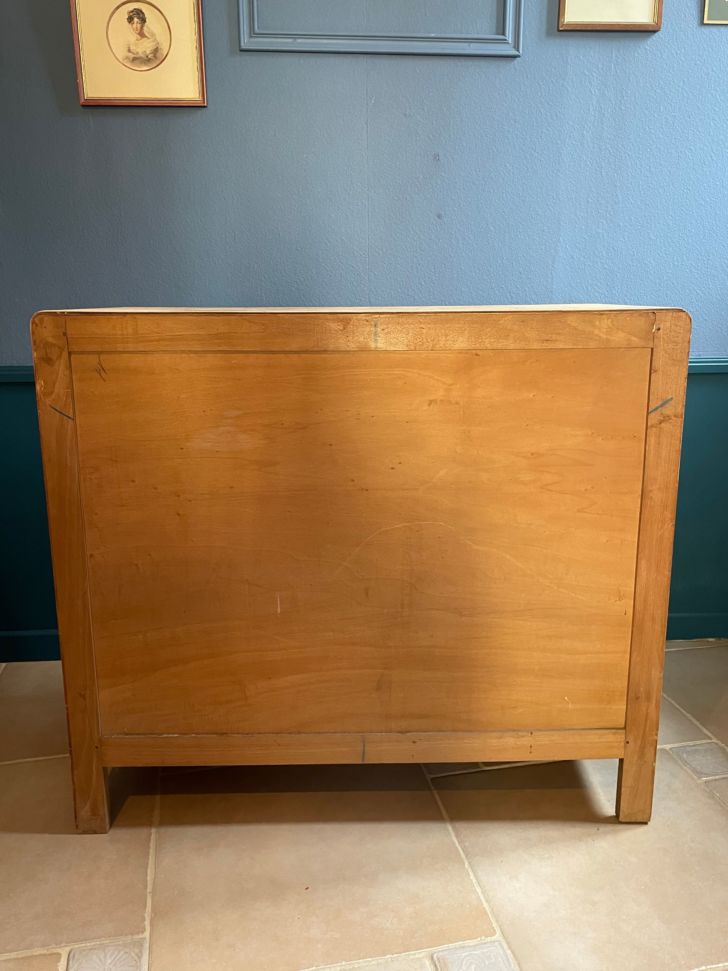 Commode en bois brut