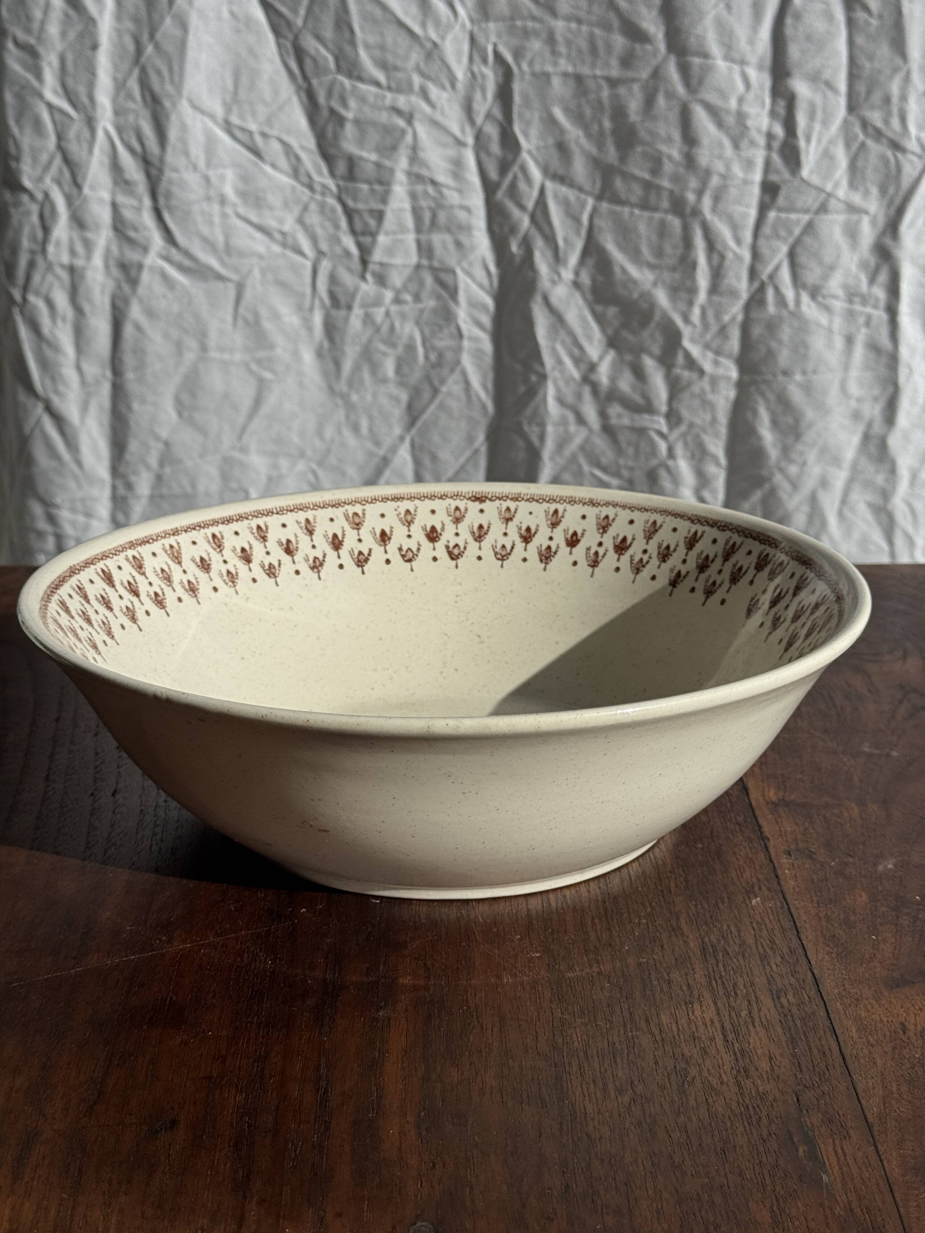 Set of a salad bowl and a vintage brown circular dish D28.
