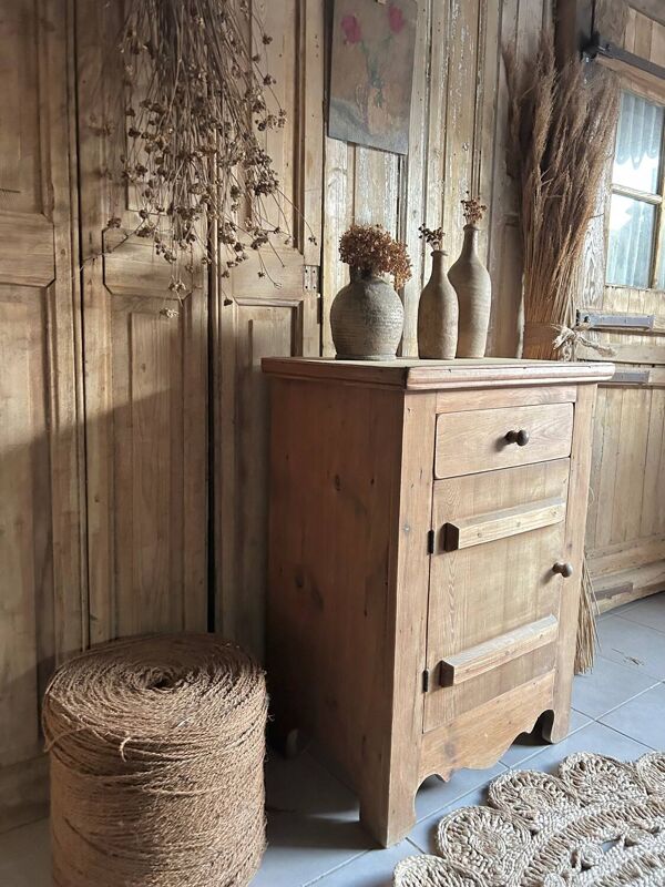 Confiturier , meuble d’appoint