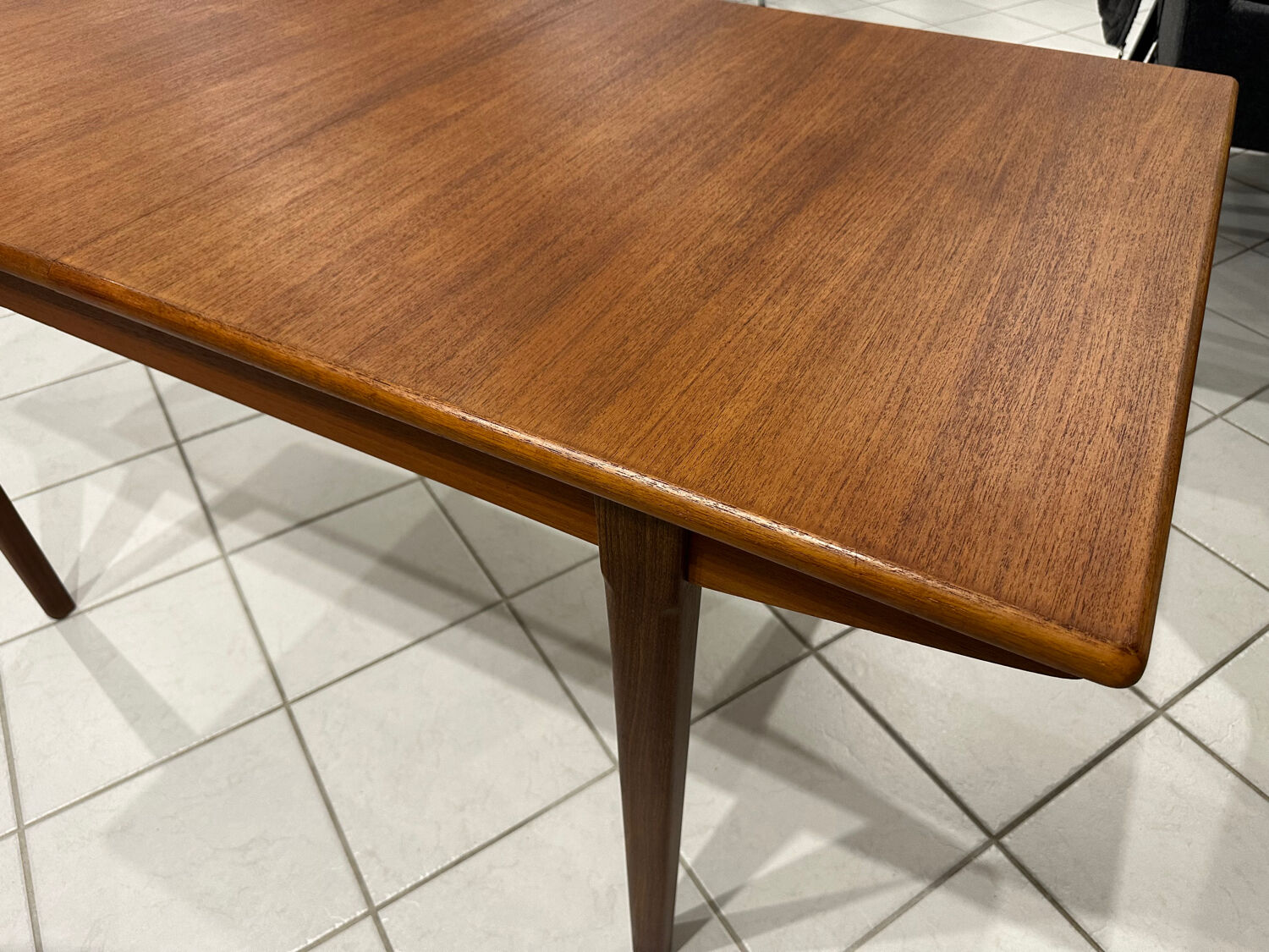 Large extendable Scandinavian table in vintage teak from the 1970s.