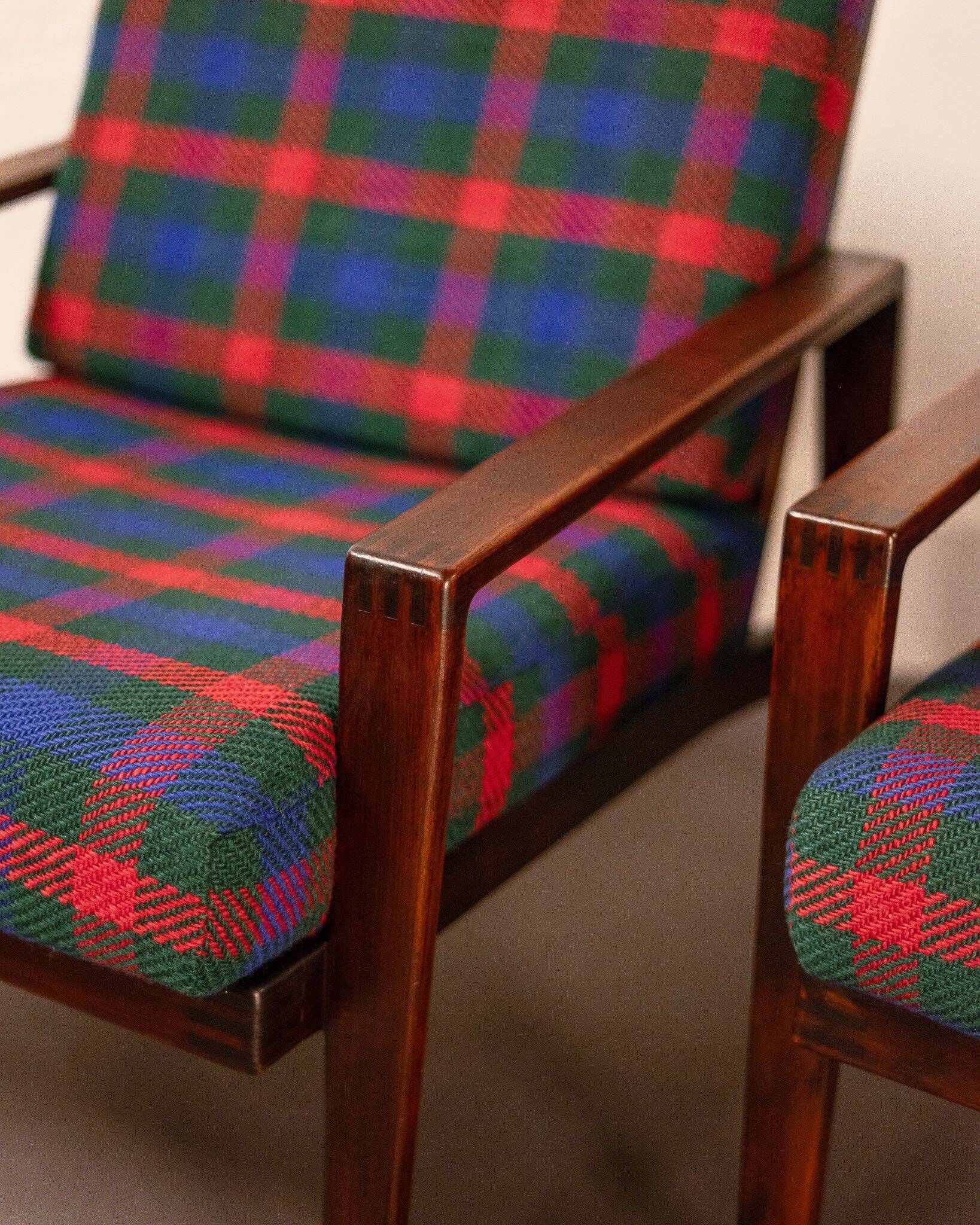 Fauteuil Knoll Antimott en noyer et tartan