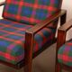 Fauteuil Knoll Antimott en noyer et tartan