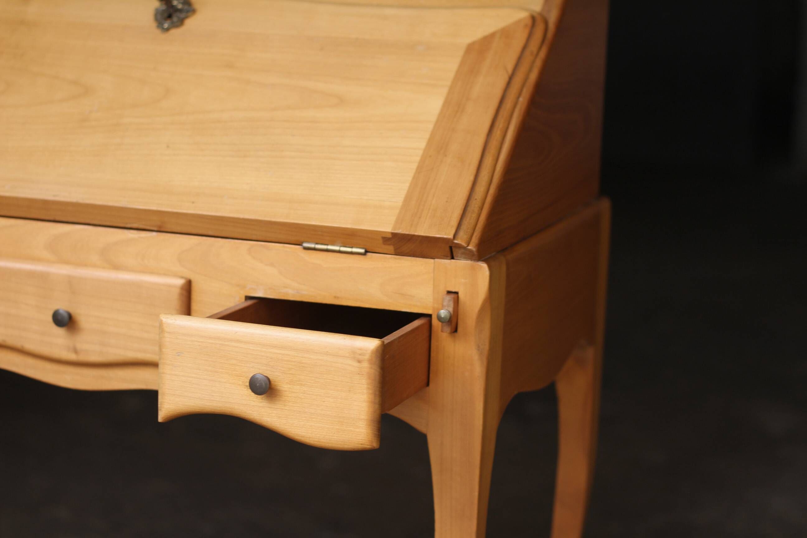 Sloped wooden desk in light wood, ideal for remote work. Secret drawer.