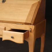 Sloped wooden desk in light wood, ideal for remote work. Secret drawer.
