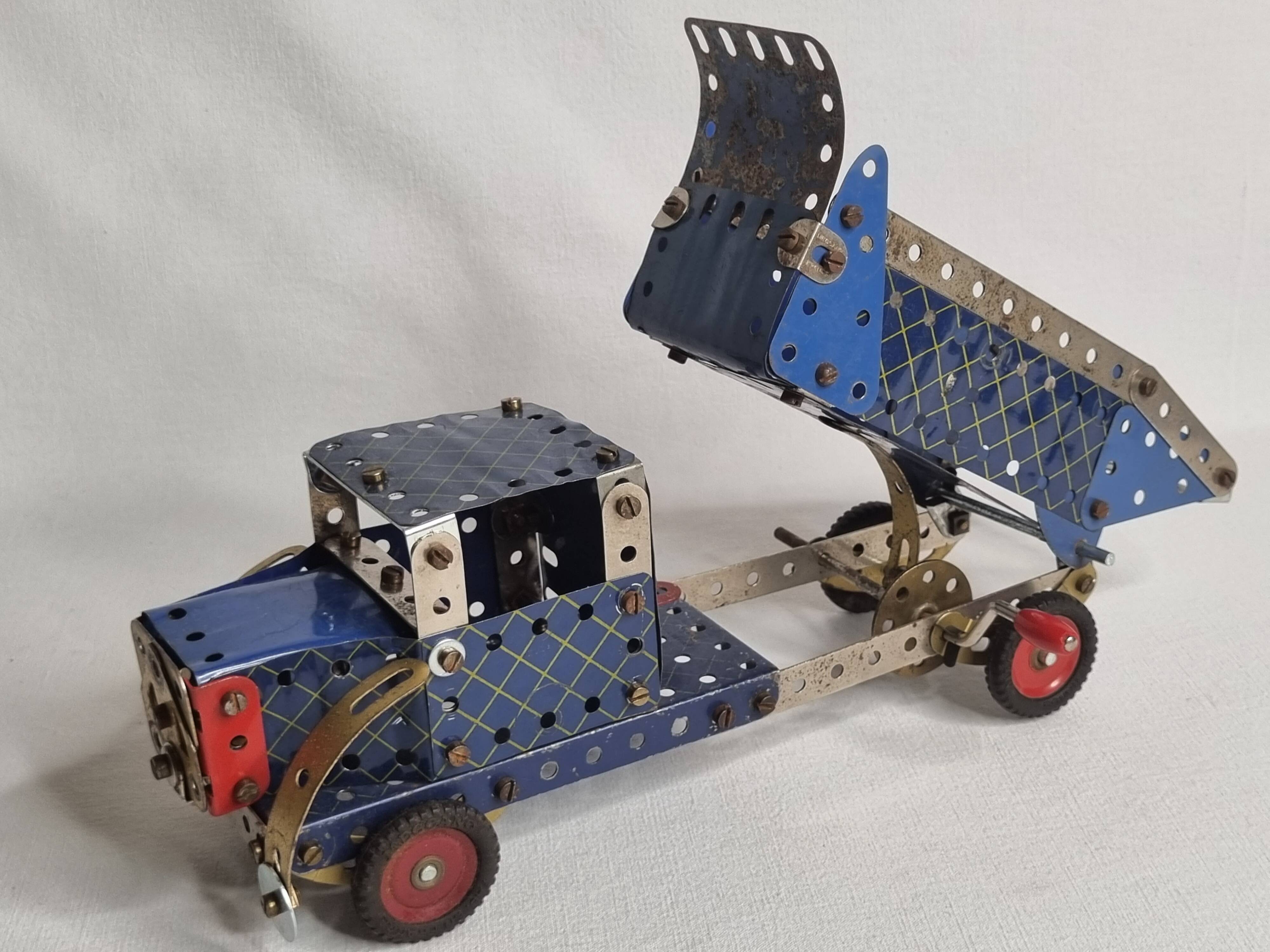 Meccano dump truck from the 50s, original parts, authentic patina, 30 cm