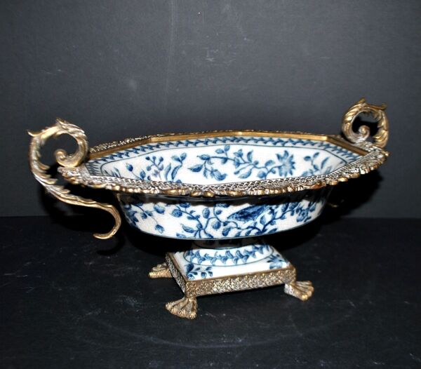 Coupe sur pied, centre de table en porcelaine fleurie bleu de Chine et monture en bronze