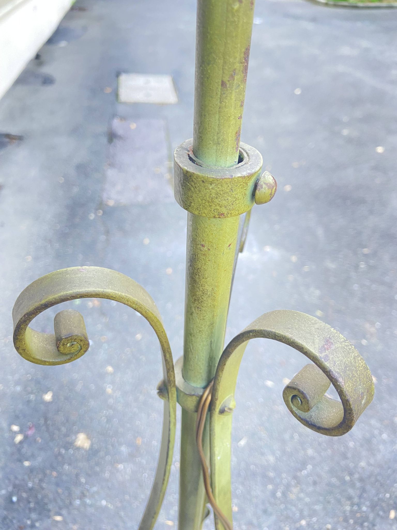 Lampadaire ancien en fer peint vert à décor végétal