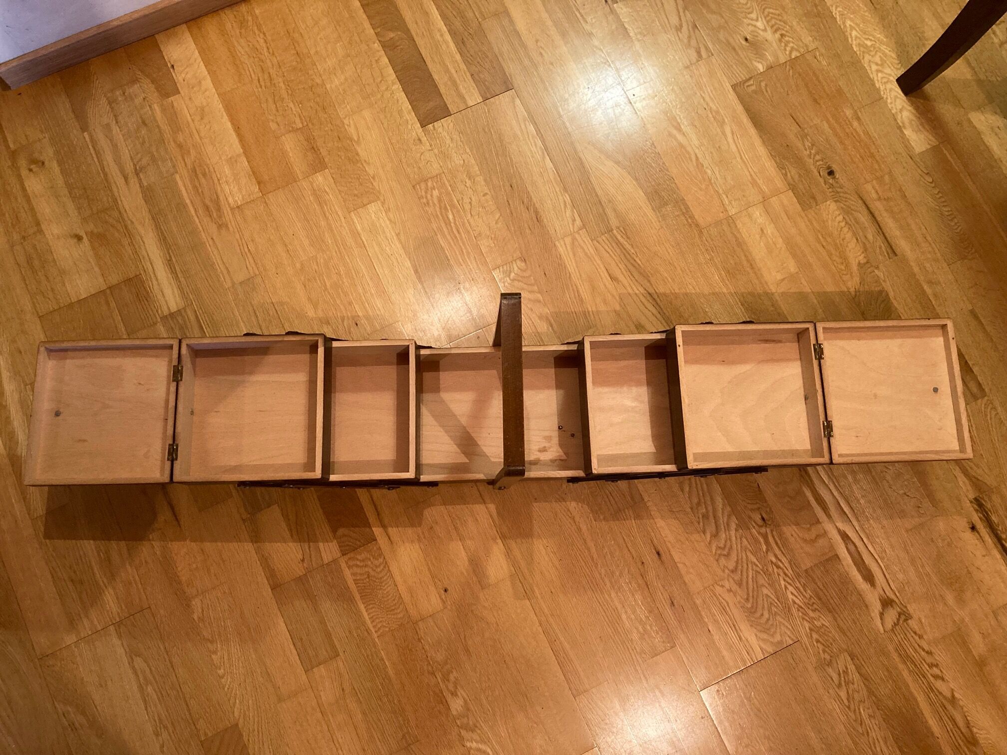 Boite à couture ou travailleuse ancienne en bois